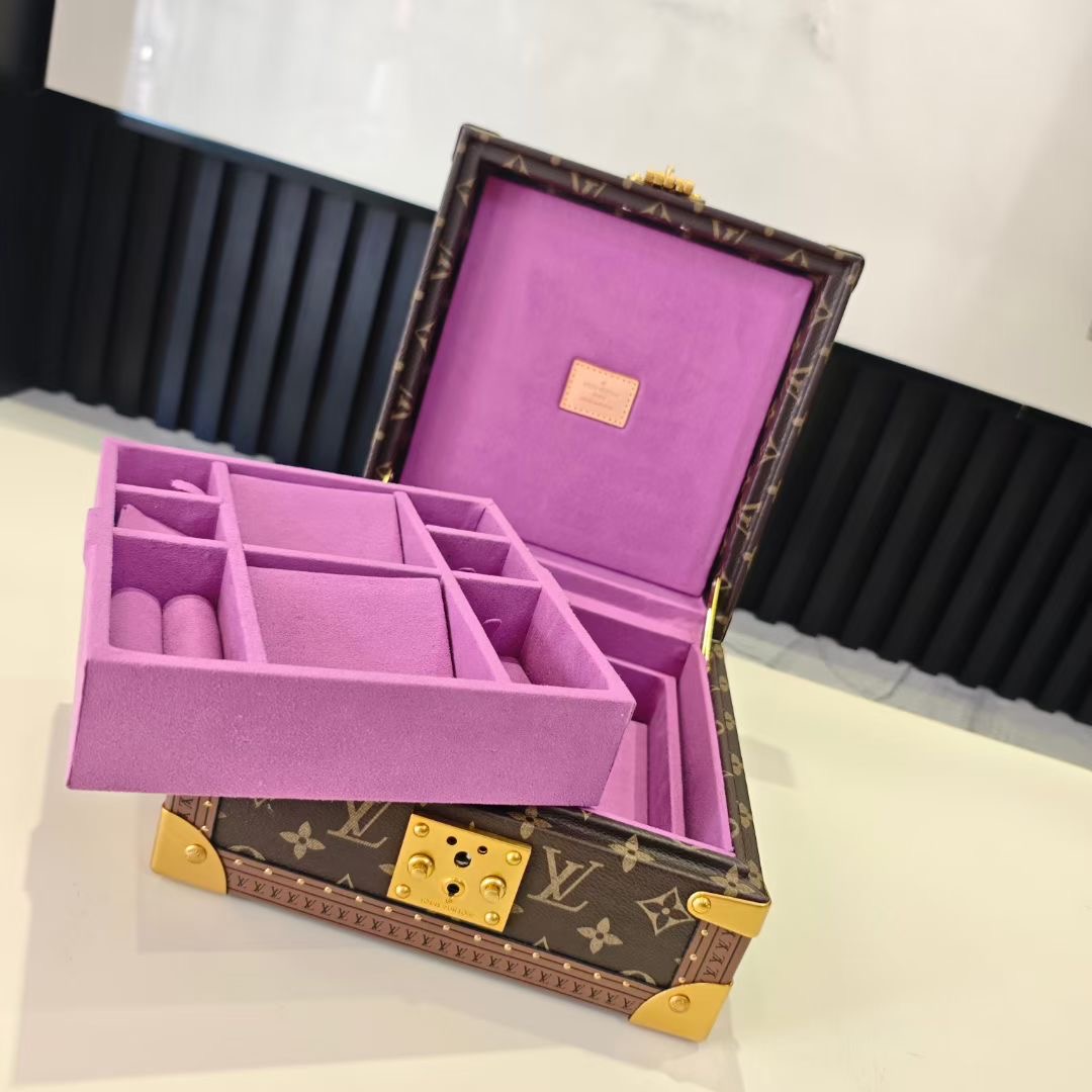 P520💰COFFRET JOAILLERIE 珠宝箱
型号：M10174浅紫 20040
❥品质升级对版（专柜同步电子163C01变码芯片）
本款COFFRET JOAILLERIE 珠宝箱可分层分类存放戒指、项链、手链、耳环与手镯。配有小衬垫，确保珠宝存放妥善舒适。尺寸优雅、设计实用、安全牢靠，是外出旅行的好伴侣。
12.5 x 24 x 24厘米(高 x 宽 x 长度)
