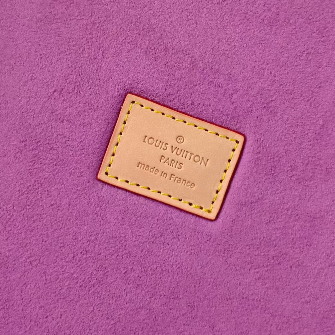 P520💰COFFRET JOAILLERIE 珠宝箱
型号：M10174浅紫 20040
❥品质升级对版（专柜同步电子163C01变码芯片）
本款COFFRET JOAILLERIE 珠宝箱可分层分类存放戒指、项链、手链、耳环与手镯。配有小衬垫，确保珠宝存放妥善舒适。尺寸优雅、设计实用、安全牢靠，是外出旅行的好伴侣。
12.5 x 24 x 24厘米(高 x 宽 x 长度)
