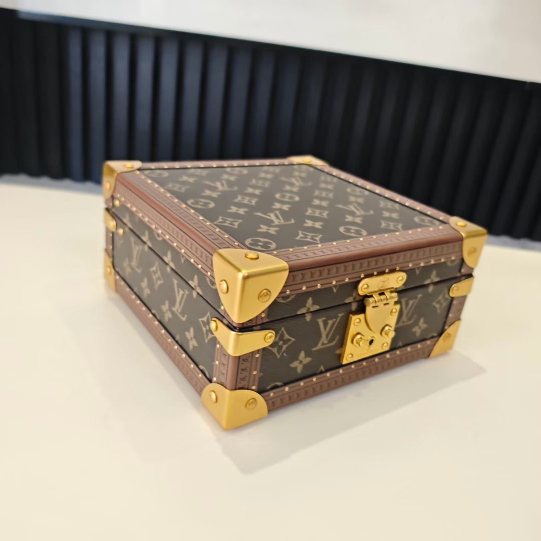 P520💰COFFRET JOAILLERIE 珠宝箱
型号：M10174浅紫 20040
❥品质升级对版（专柜同步电子163C01变码芯片）
本款COFFRET JOAILLERIE 珠宝箱可分层分类存放戒指、项链、手链、耳环与手镯。配有小衬垫，确保珠宝存放妥善舒适。尺寸优雅、设计实用、安全牢靠，是外出旅行的好伴侣。
12.5 x 24 x 24厘米(高 x 宽 x 长度)
