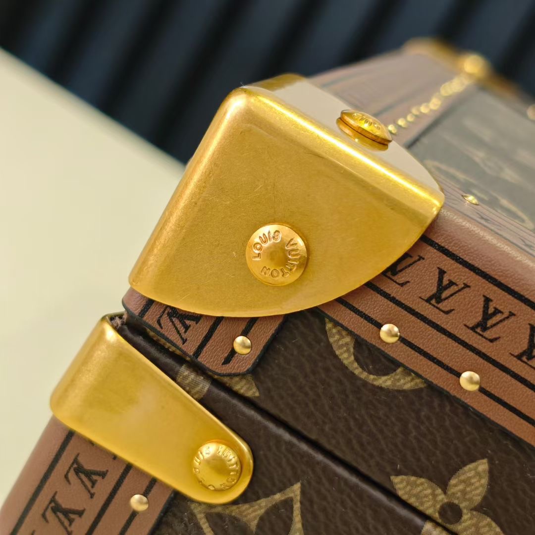 P520💰COFFRET JOAILLERIE 珠宝箱
型号：M10174浅紫 20040
❥品质升级对版（专柜同步电子163C01变码芯片）
本款COFFRET JOAILLERIE 珠宝箱可分层分类存放戒指、项链、手链、耳环与手镯。配有小衬垫，确保珠宝存放妥善舒适。尺寸优雅、设计实用、安全牢靠，是外出旅行的好伴侣。
12.5 x 24 x 24厘米(高 x 宽 x 长度)
