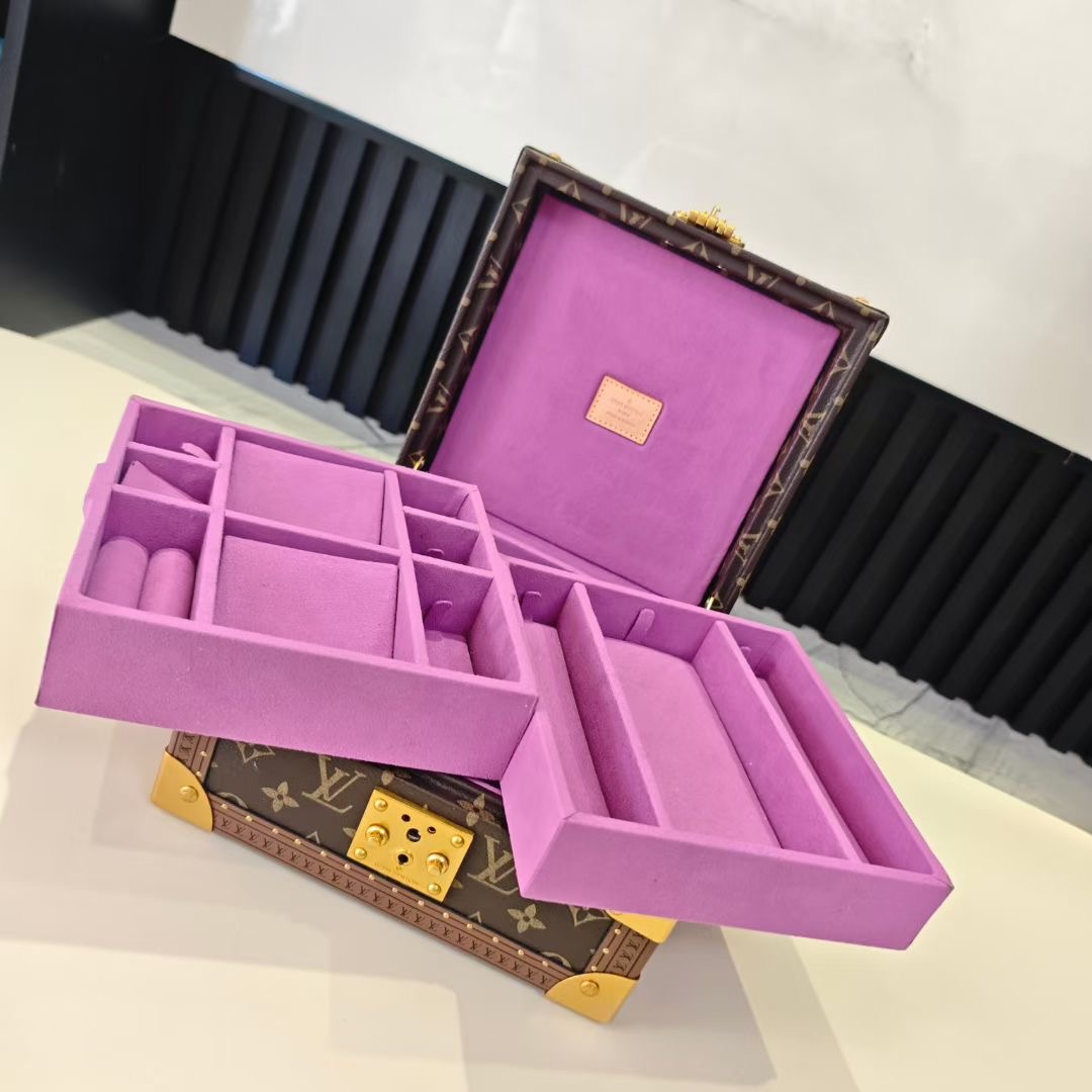 P520💰COFFRET JOAILLERIE 珠宝箱
型号：M10174浅紫 20040
❥品质升级对版（专柜同步电子163C01变码芯片）
本款COFFRET JOAILLERIE 珠宝箱可分层分类存放戒指、项链、手链、耳环与手镯。配有小衬垫，确保珠宝存放妥善舒适。尺寸优雅、设计实用、安全牢靠，是外出旅行的好伴侣。
12.5 x 24 x 24厘米(高 x 宽 x 长度)
