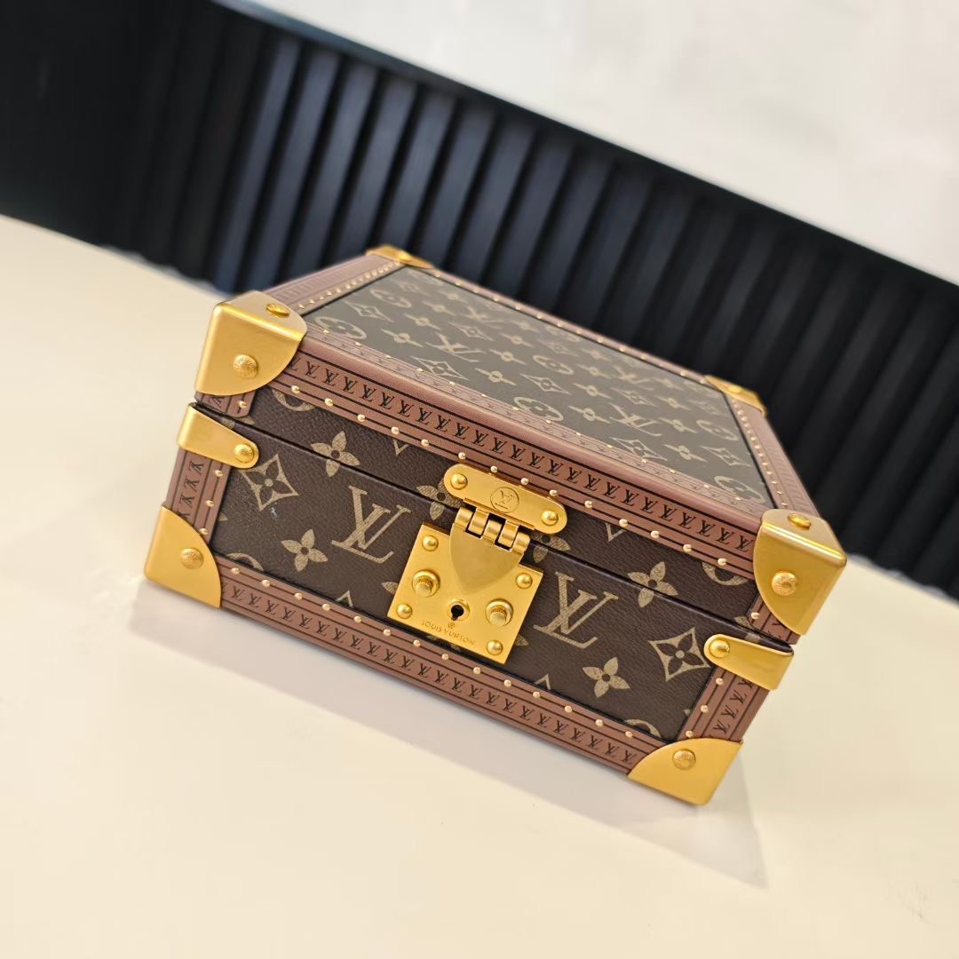 P520💰COFFRET JOAILLERIE 珠宝箱
型号：M10174浅紫 20040
❥品质升级对版（专柜同步电子163C01变码芯片）
本款COFFRET JOAILLERIE 珠宝箱可分层分类存放戒指、项链、手链、耳环与手镯。配有小衬垫，确保珠宝存放妥善舒适。尺寸优雅、设计实用、安全牢靠，是外出旅行的好伴侣。
12.5 x 24 x 24厘米(高 x 宽 x 长度)
