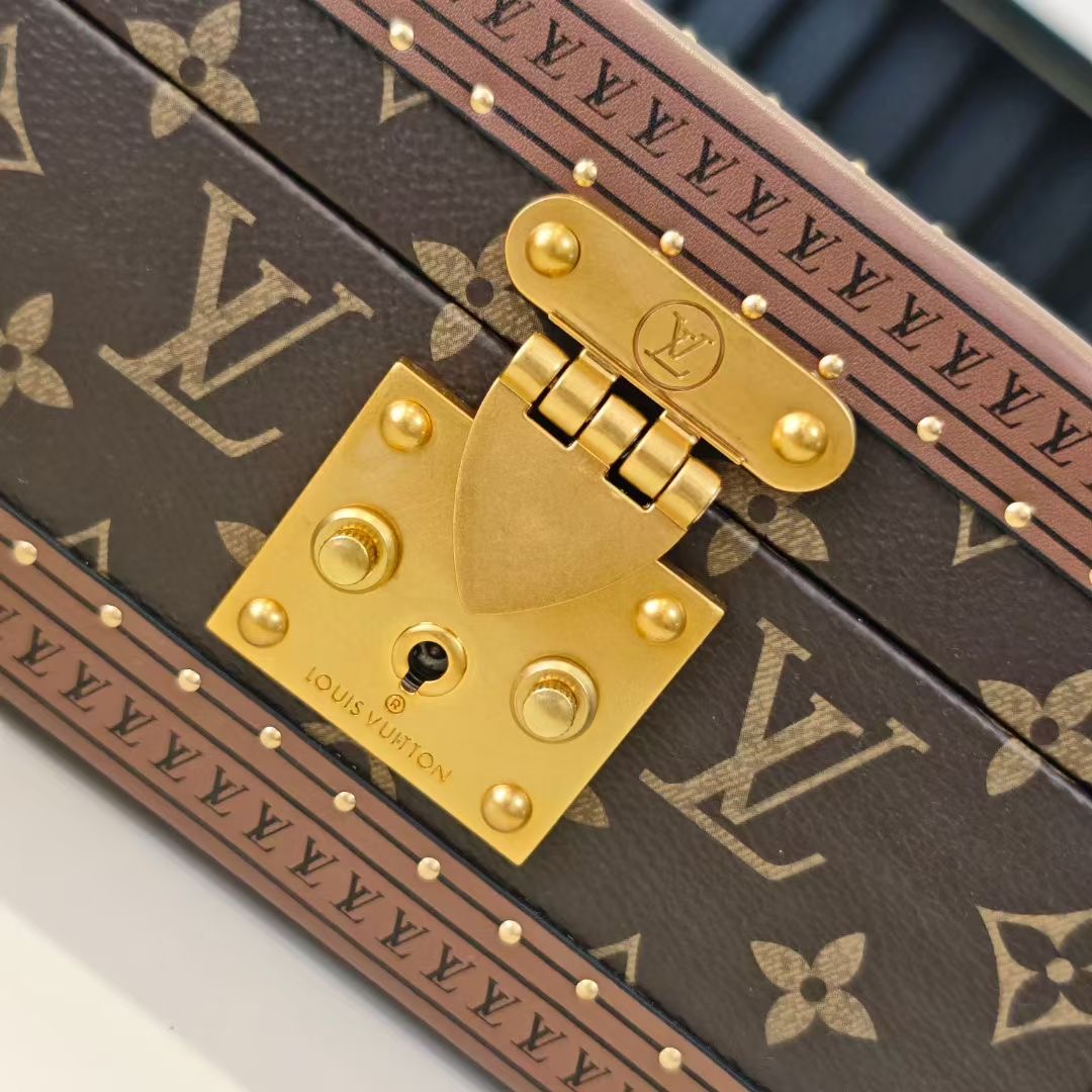 P520💰COFFRET JOAILLERIE 珠宝箱
型号：M10174浅紫 20040
❥品质升级对版（专柜同步电子163C01变码芯片）
本款COFFRET JOAILLERIE 珠宝箱可分层分类存放戒指、项链、手链、耳环与手镯。配有小衬垫，确保珠宝存放妥善舒适。尺寸优雅、设计实用、安全牢靠，是外出旅行的好伴侣。
12.5 x 24 x 24厘米(高 x 宽 x 长度)
