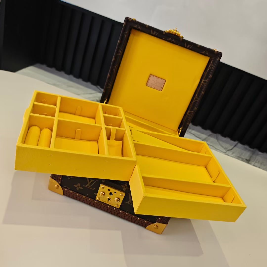 P520💰COFFRET JOAILLERIE 珠宝箱
型号：M10172柠檬黄 20040
❥品质升级对版（专柜同步电子163C01变码芯片）
本款COFFRET JOAILLERIE 珠宝箱可分层分类存放戒指、项链、手链、耳环与手镯。配有小衬垫，确保珠宝存放妥善舒适。尺寸优雅、设计实用、安全牢靠，是外出旅行的好伴侣。
12.5 x 24 x 24厘米(高 x 宽 x 长度)
