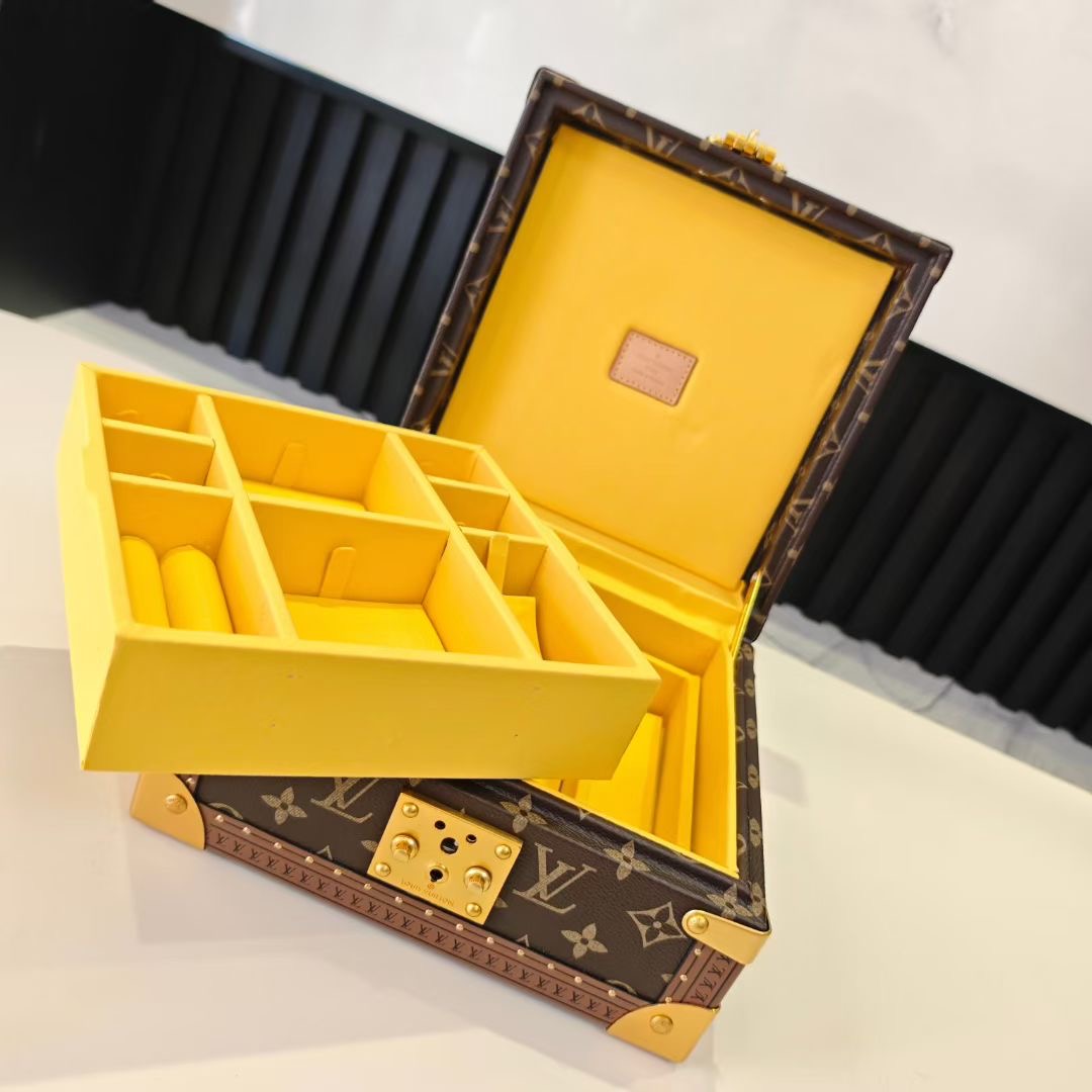 P520💰COFFRET JOAILLERIE 珠宝箱
型号：M10172柠檬黄 20040
❥品质升级对版（专柜同步电子163C01变码芯片）
本款COFFRET JOAILLERIE 珠宝箱可分层分类存放戒指、项链、手链、耳环与手镯。配有小衬垫，确保珠宝存放妥善舒适。尺寸优雅、设计实用、安全牢靠，是外出旅行的好伴侣。
12.5 x 24 x 24厘米(高 x 宽 x 长度)
