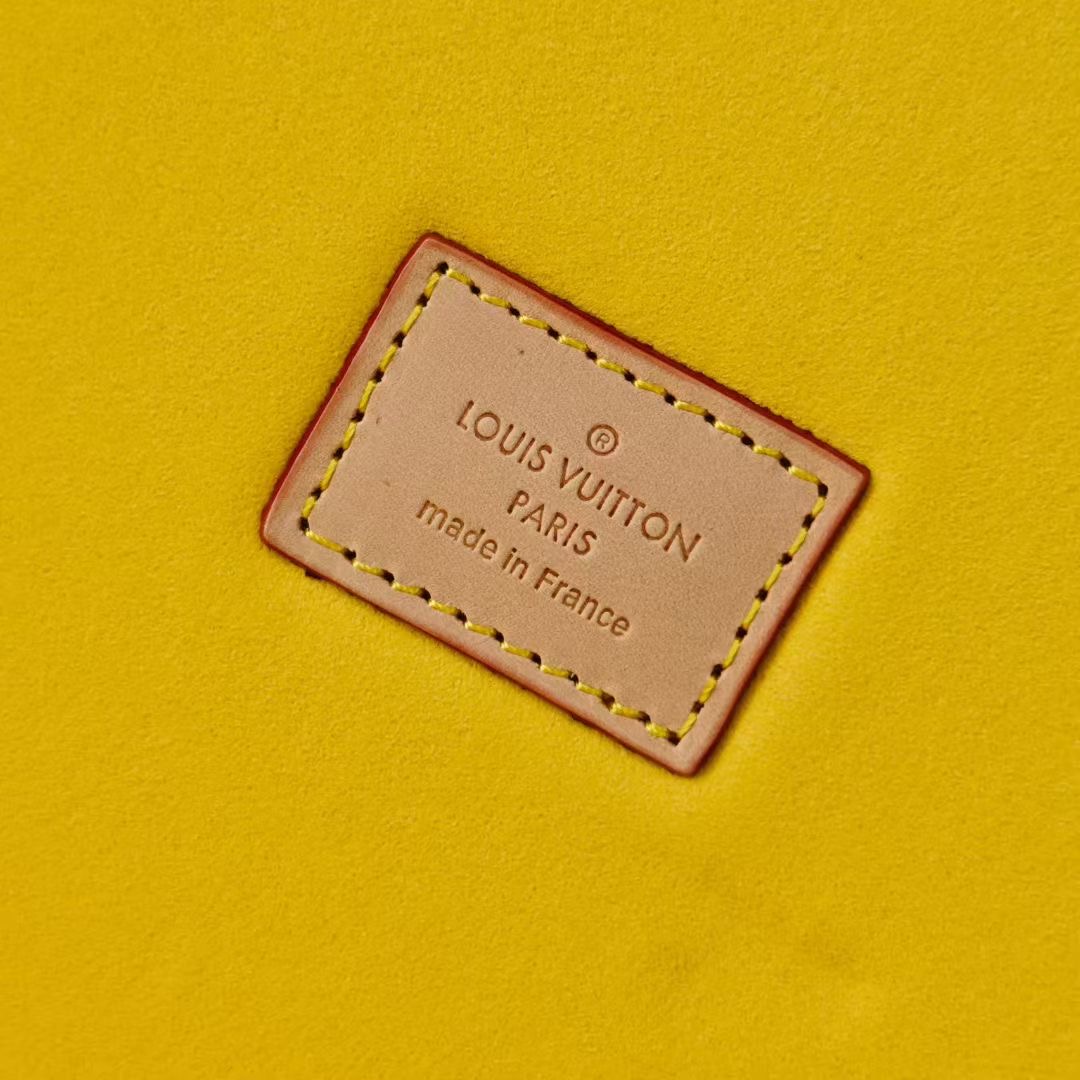 P520💰COFFRET JOAILLERIE 珠宝箱
型号：M10172柠檬黄 20040
❥品质升级对版（专柜同步电子163C01变码芯片）
本款COFFRET JOAILLERIE 珠宝箱可分层分类存放戒指、项链、手链、耳环与手镯。配有小衬垫，确保珠宝存放妥善舒适。尺寸优雅、设计实用、安全牢靠，是外出旅行的好伴侣。
12.5 x 24 x 24厘米(高 x 宽 x 长度)
