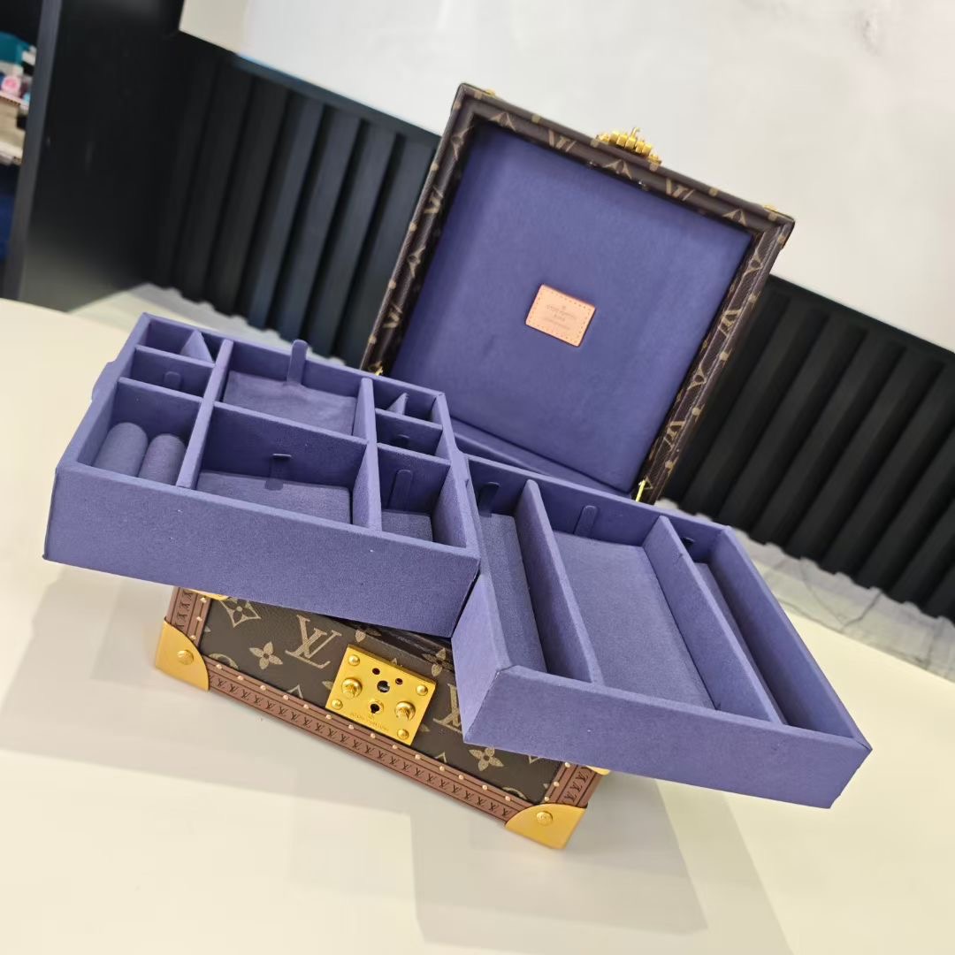 P520💰COFFRET JOAILLERIE 珠宝箱
型号：M10172深蓝 20040
❥品质升级对版（专柜同步电子163C01变码芯片）
本款COFFRET JOAILLERIE 珠宝箱可分层分类存放戒指、项链、手链、耳环与手镯。配有小衬垫，确保珠宝存放妥善舒适。尺寸优雅、设计实用、安全牢靠，是外出旅行的好伴侣。
12.5 x 24 x 24厘米(高 x 宽 x 长度)
