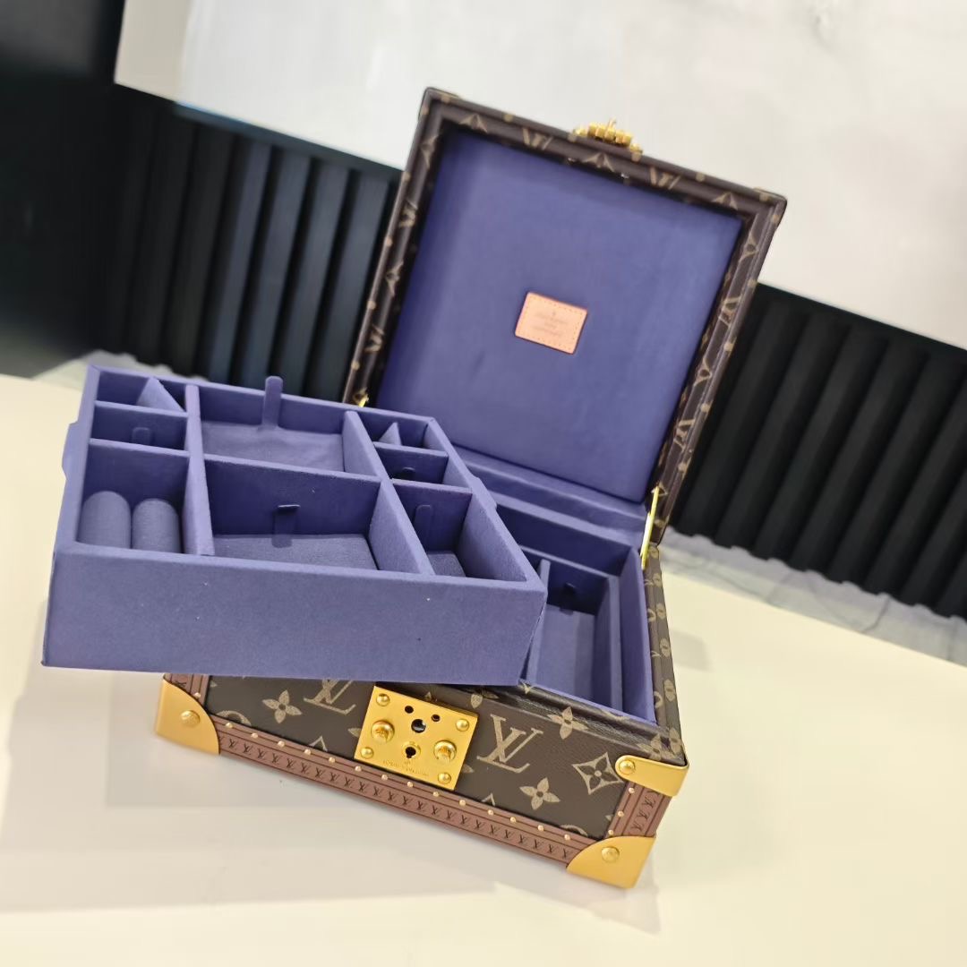 P520💰COFFRET JOAILLERIE 珠宝箱
型号：M10172深蓝 20040
❥品质升级对版（专柜同步电子163C01变码芯片）
本款COFFRET JOAILLERIE 珠宝箱可分层分类存放戒指、项链、手链、耳环与手镯。配有小衬垫，确保珠宝存放妥善舒适。尺寸优雅、设计实用、安全牢靠，是外出旅行的好伴侣。
12.5 x 24 x 24厘米(高 x 宽 x 长度)
