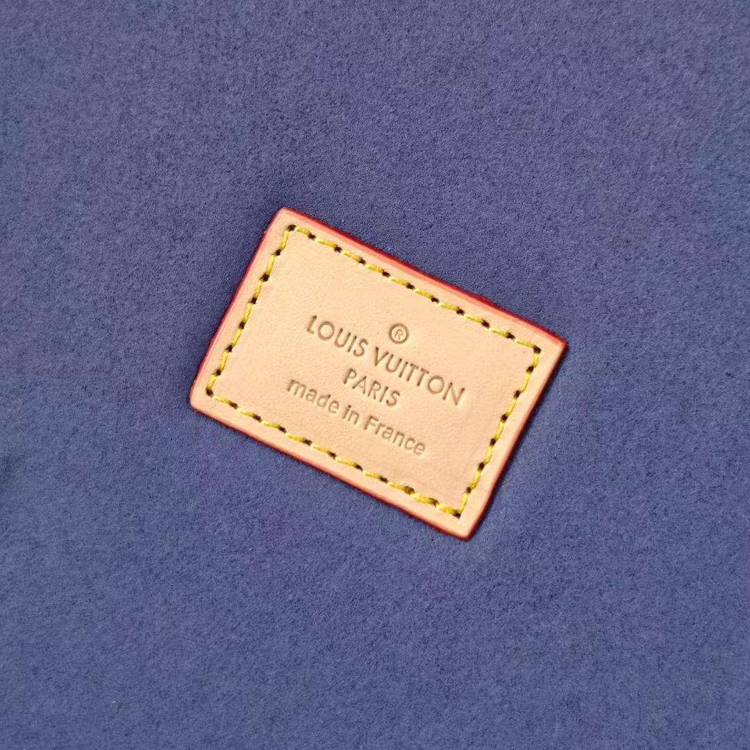 P520💰COFFRET JOAILLERIE 珠宝箱
型号：M10172深蓝 20040
❥品质升级对版（专柜同步电子163C01变码芯片）
本款COFFRET JOAILLERIE 珠宝箱可分层分类存放戒指、项链、手链、耳环与手镯。配有小衬垫，确保珠宝存放妥善舒适。尺寸优雅、设计实用、安全牢靠，是外出旅行的好伴侣。
12.5 x 24 x 24厘米(高 x 宽 x 长度)
