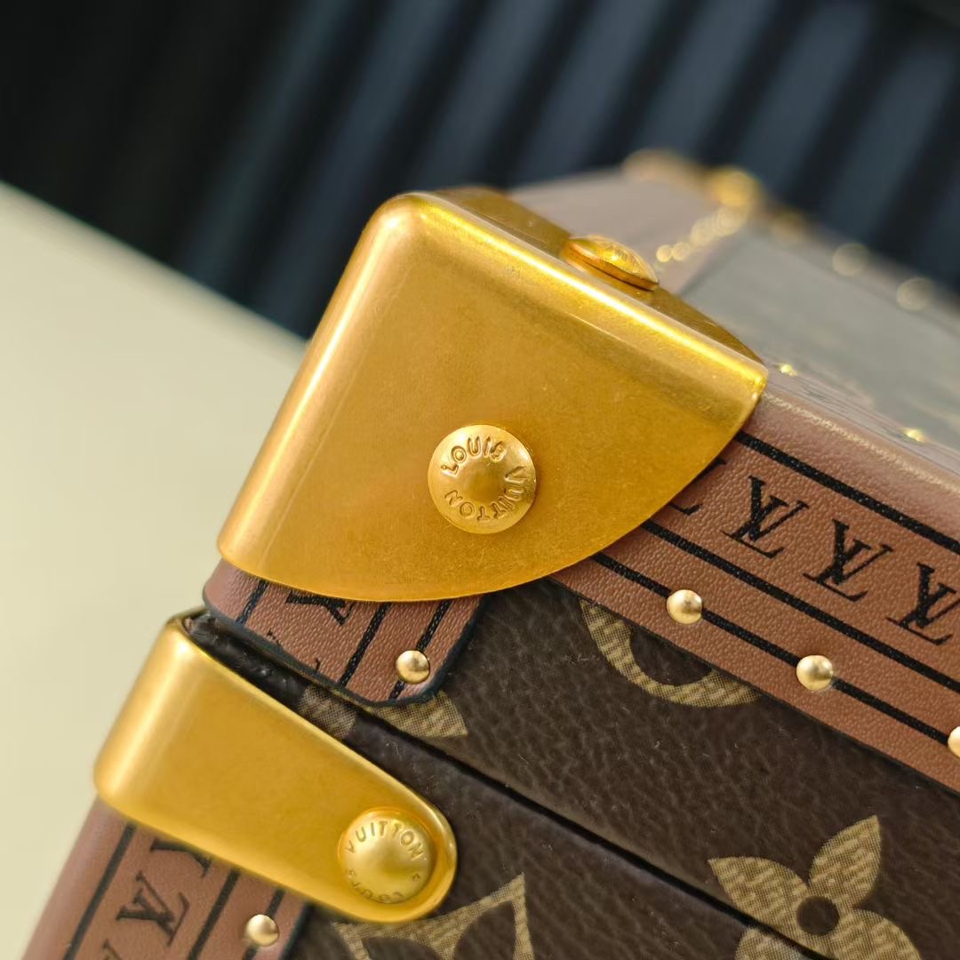 P520💰COFFRET JOAILLERIE 珠宝箱
型号：M10172深蓝 20040
❥品质升级对版（专柜同步电子163C01变码芯片）
本款COFFRET JOAILLERIE 珠宝箱可分层分类存放戒指、项链、手链、耳环与手镯。配有小衬垫，确保珠宝存放妥善舒适。尺寸优雅、设计实用、安全牢靠，是外出旅行的好伴侣。
12.5 x 24 x 24厘米(高 x 宽 x 长度)
