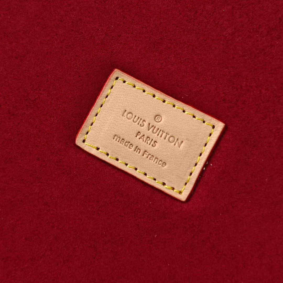 P520💰COFFRET JOAILLERIE 珠宝箱
型号：M10172枣红 20040
❥品质升级对版（专柜同步电子163C01变码芯片）
本款COFFRET JOAILLERIE 珠宝箱可分层分类存放戒指、项链、手链、耳环与手镯。配有小衬垫，确保珠宝存放妥善舒适。尺寸优雅、设计实用、安全牢靠，是外出旅行的好伴侣。
12.5 x 24 x 24厘米(高 x 宽 x 长度)
