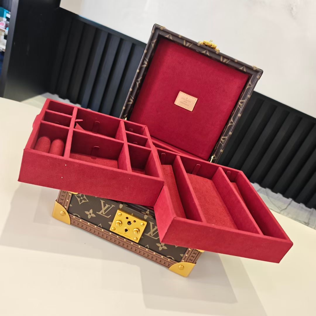 P520💰COFFRET JOAILLERIE 珠宝箱
型号：M10172枣红 20040
❥品质升级对版（专柜同步电子163C01变码芯片）
本款COFFRET JOAILLERIE 珠宝箱可分层分类存放戒指、项链、手链、耳环与手镯。配有小衬垫，确保珠宝存放妥善舒适。尺寸优雅、设计实用、安全牢靠，是外出旅行的好伴侣。
12.5 x 24 x 24厘米(高 x 宽 x 长度)
