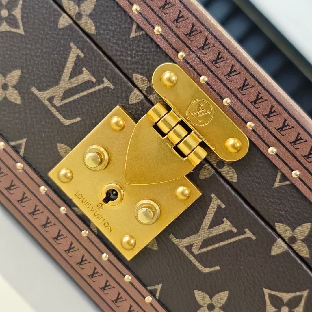 P520💰COFFRET JOAILLERIE 珠宝箱
型号：M10172枣红 20040
❥品质升级对版（专柜同步电子163C01变码芯片）
本款COFFRET JOAILLERIE 珠宝箱可分层分类存放戒指、项链、手链、耳环与手镯。配有小衬垫，确保珠宝存放妥善舒适。尺寸优雅、设计实用、安全牢靠，是外出旅行的好伴侣。
12.5 x 24 x 24厘米(高 x 宽 x 长度)
