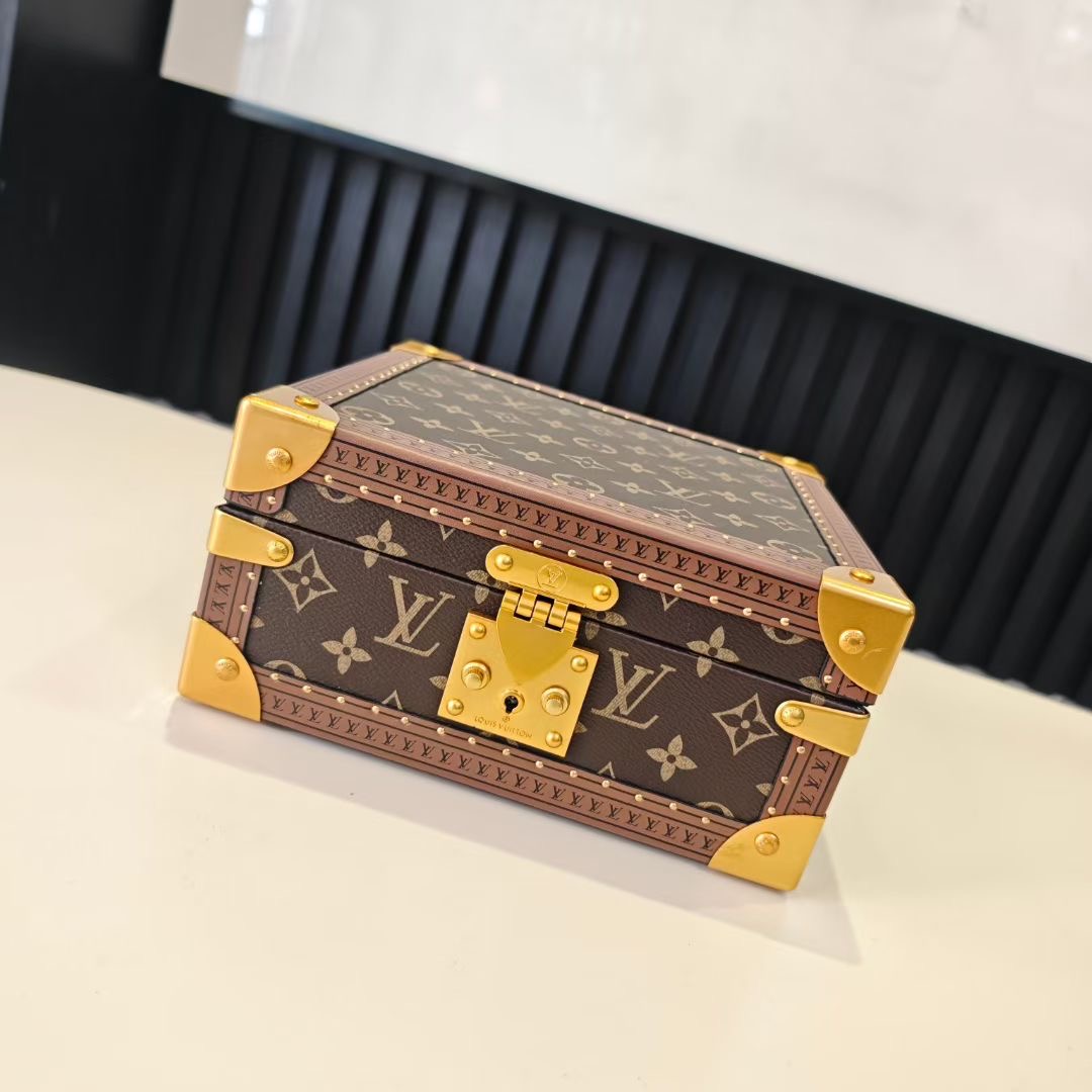 P520💰COFFRET JOAILLERIE 珠宝箱
型号：M10172枣红 20040
❥品质升级对版（专柜同步电子163C01变码芯片）
本款COFFRET JOAILLERIE 珠宝箱可分层分类存放戒指、项链、手链、耳环与手镯。配有小衬垫，确保珠宝存放妥善舒适。尺寸优雅、设计实用、安全牢靠，是外出旅行的好伴侣。
12.5 x 24 x 24厘米(高 x 宽 x 长度)
