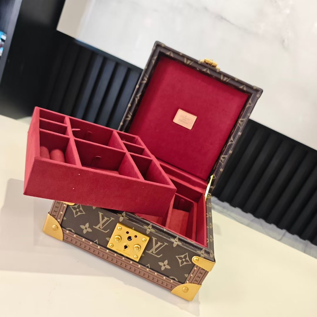 P520💰COFFRET JOAILLERIE 珠宝箱
型号：M10172枣红 20040
❥品质升级对版（专柜同步电子163C01变码芯片）
本款COFFRET JOAILLERIE 珠宝箱可分层分类存放戒指、项链、手链、耳环与手镯。配有小衬垫，确保珠宝存放妥善舒适。尺寸优雅、设计实用、安全牢靠，是外出旅行的好伴侣。
12.5 x 24 x 24厘米(高 x 宽 x 长度)
