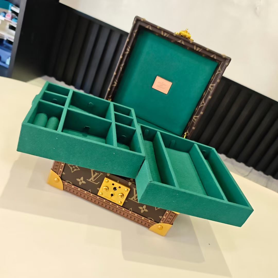 P520💰COFFRET JOAILLERIE 珠宝箱
型号：M10171草绿 20040
❥品质升级对版（专柜同步电子163C01变码芯片）
本款COFFRET JOAILLERIE 珠宝箱可分层分类存放戒指、项链、手链、耳环与手镯。配有小衬垫，确保珠宝存放妥善舒适。尺寸优雅、设计实用、安全牢靠，是外出旅行的好伴侣。
12.5 x 24 x 24厘米(高 x 宽 x 长度)
