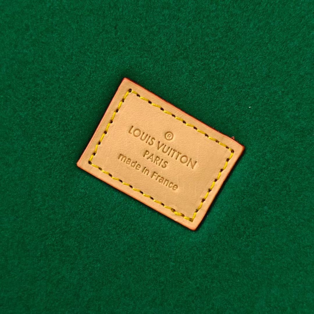 P520💰COFFRET JOAILLERIE 珠宝箱
型号：M10171草绿 20040
❥品质升级对版（专柜同步电子163C01变码芯片）
本款COFFRET JOAILLERIE 珠宝箱可分层分类存放戒指、项链、手链、耳环与手镯。配有小衬垫，确保珠宝存放妥善舒适。尺寸优雅、设计实用、安全牢靠，是外出旅行的好伴侣。
12.5 x 24 x 24厘米(高 x 宽 x 长度)
