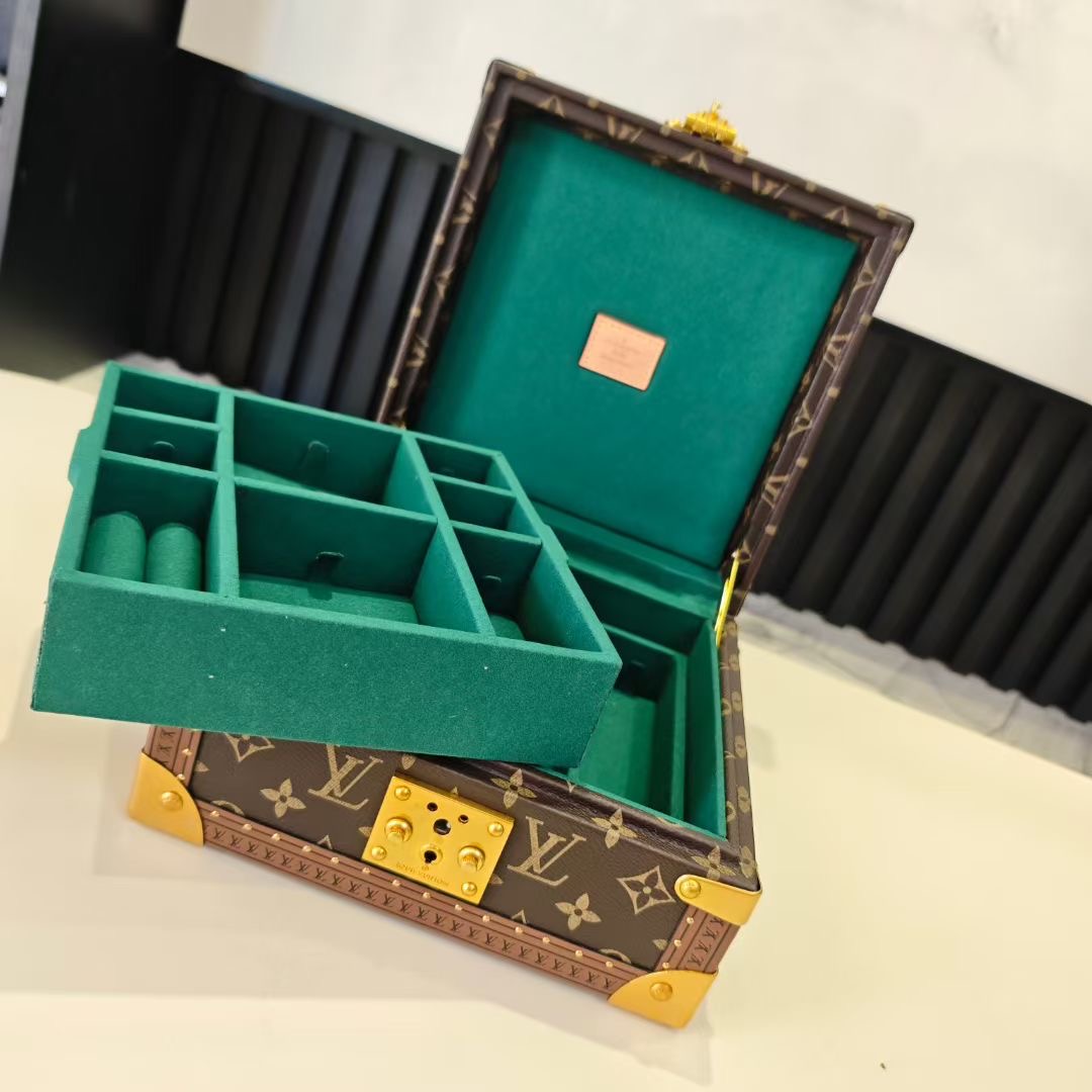 P520💰COFFRET JOAILLERIE 珠宝箱
型号：M10171草绿 20040
❥品质升级对版（专柜同步电子163C01变码芯片）
本款COFFRET JOAILLERIE 珠宝箱可分层分类存放戒指、项链、手链、耳环与手镯。配有小衬垫，确保珠宝存放妥善舒适。尺寸优雅、设计实用、安全牢靠，是外出旅行的好伴侣。
12.5 x 24 x 24厘米(高 x 宽 x 长度)
