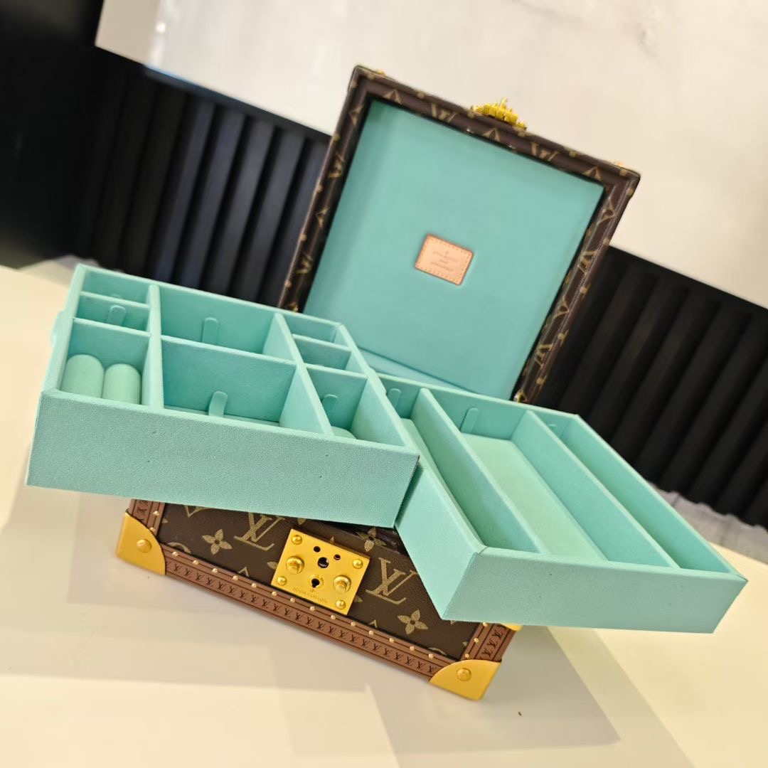 P520💰COFFRET JOAILLERIE 珠宝箱
型号：M10171粉绿 20040
❥品质升级对版（专柜同步电子163C01变码芯片）
本款COFFRET JOAILLERIE 珠宝箱可分层分类存放戒指、项链、手链、耳环与手镯。配有小衬垫，确保珠宝存放妥善舒适。尺寸优雅、设计实用、安全牢靠，是外出旅行的好伴侣。
12.5 x 24 x 24厘米(高 x 宽 x 长度)
