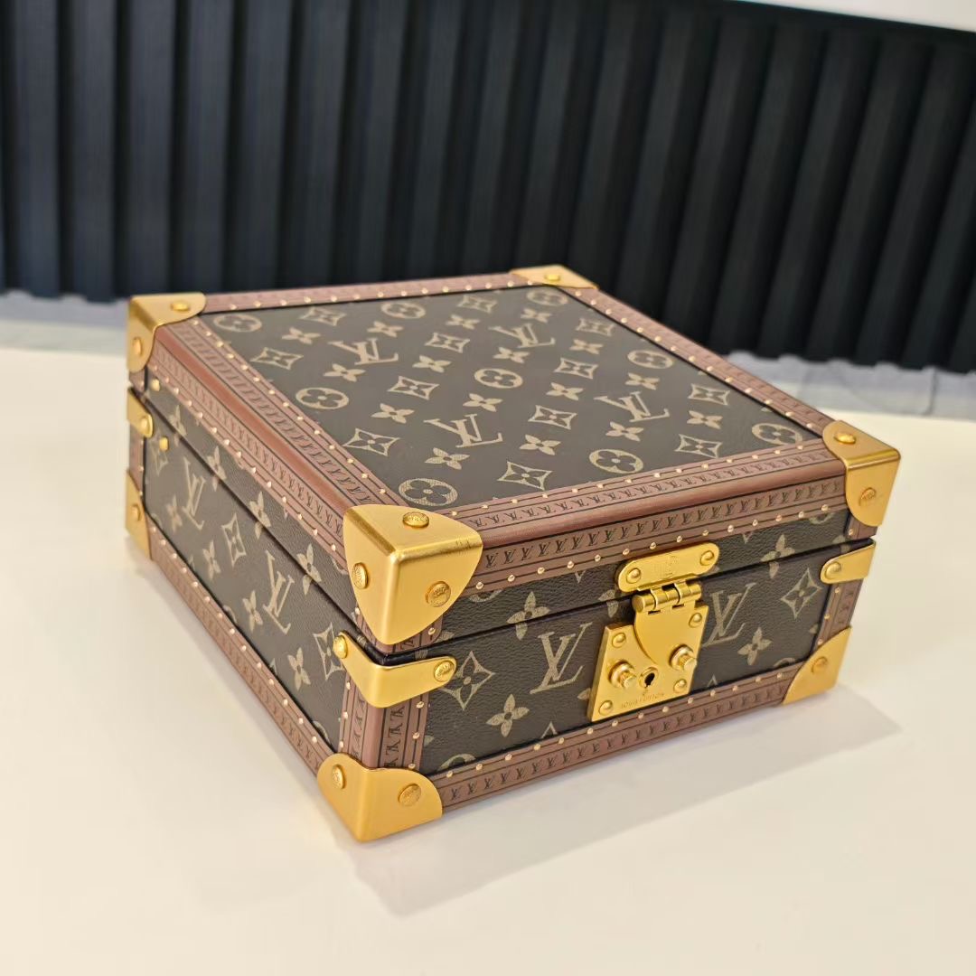 P520💰COFFRET JOAILLERIE 珠宝箱
型号：M10171粉绿 20040
❥品质升级对版（专柜同步电子163C01变码芯片）
本款COFFRET JOAILLERIE 珠宝箱可分层分类存放戒指、项链、手链、耳环与手镯。配有小衬垫，确保珠宝存放妥善舒适。尺寸优雅、设计实用、安全牢靠，是外出旅行的好伴侣。
12.5 x 24 x 24厘米(高 x 宽 x 长度)
