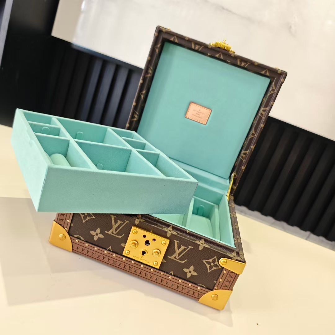 P520💰COFFRET JOAILLERIE 珠宝箱
型号：M10171粉绿 20040
❥品质升级对版（专柜同步电子163C01变码芯片）
本款COFFRET JOAILLERIE 珠宝箱可分层分类存放戒指、项链、手链、耳环与手镯。配有小衬垫，确保珠宝存放妥善舒适。尺寸优雅、设计实用、安全牢靠，是外出旅行的好伴侣。
12.5 x 24 x 24厘米(高 x 宽 x 长度)
