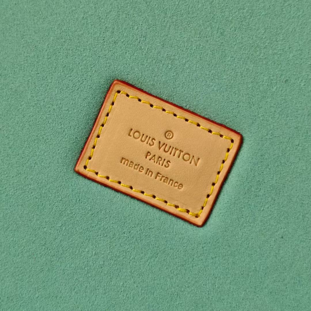 P520💰COFFRET JOAILLERIE 珠宝箱
型号：M10171粉绿 20040
❥品质升级对版（专柜同步电子163C01变码芯片）
本款COFFRET JOAILLERIE 珠宝箱可分层分类存放戒指、项链、手链、耳环与手镯。配有小衬垫，确保珠宝存放妥善舒适。尺寸优雅、设计实用、安全牢靠，是外出旅行的好伴侣。
12.5 x 24 x 24厘米(高 x 宽 x 长度)
