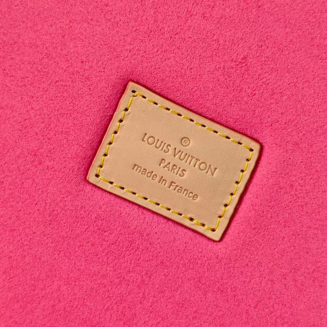 P520💰COFFRET JOAILLERIE 珠宝箱
型号：M10174桃红20040
❥品质升级对版（专柜同步电子163C01变码芯片）
本款COFFRET JOAILLERIE 珠宝箱可分层分类存放戒指、项链、手链、耳环与手镯。配有小衬垫，确保珠宝存放妥善舒适。尺寸优雅、设计实用、安全牢靠，是外出旅行的好伴侣。
12.5 x 24 x 24厘米(高 x 宽 x 长度)
