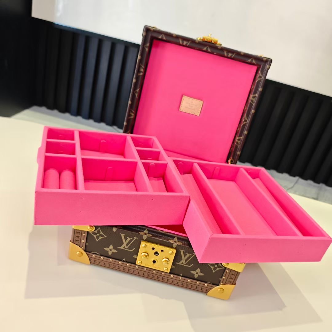 P520💰COFFRET JOAILLERIE 珠宝箱
型号：M10174桃红20040
❥品质升级对版（专柜同步电子163C01变码芯片）
本款COFFRET JOAILLERIE 珠宝箱可分层分类存放戒指、项链、手链、耳环与手镯。配有小衬垫，确保珠宝存放妥善舒适。尺寸优雅、设计实用、安全牢靠，是外出旅行的好伴侣。
12.5 x 24 x 24厘米(高 x 宽 x 长度)
