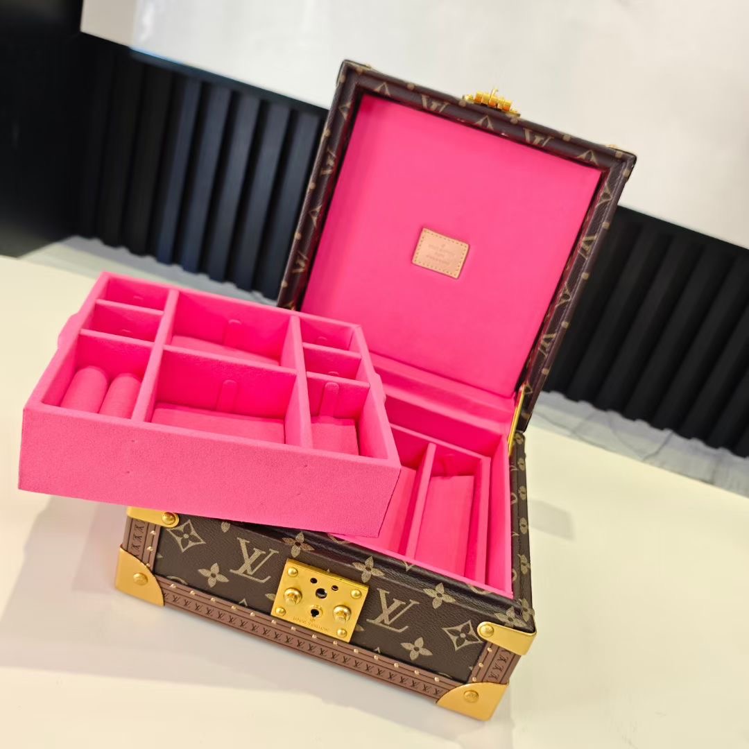 P520💰COFFRET JOAILLERIE 珠宝箱
型号：M10174桃红20040
❥品质升级对版（专柜同步电子163C01变码芯片）
本款COFFRET JOAILLERIE 珠宝箱可分层分类存放戒指、项链、手链、耳环与手镯。配有小衬垫，确保珠宝存放妥善舒适。尺寸优雅、设计实用、安全牢靠，是外出旅行的好伴侣。
12.5 x 24 x 24厘米(高 x 宽 x 长度)
