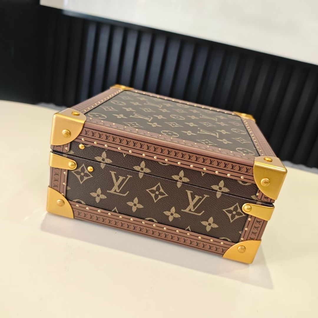 P520💰COFFRET JOAILLERIE 珠宝箱
型号：M10172老花黑20040
❥品质升级对版（专柜同步电子163C01变码芯片）
本款COFFRET JOAILLERIE 珠宝箱可分层分类存放戒指、项链、手链、耳环与手镯。配有小衬垫，确保珠宝存放妥善舒适。尺寸优雅、设计实用、安全牢靠，是外出旅行的好伴侣。
12.5 x 24 x 24厘米(高 x 宽 x 长度)
