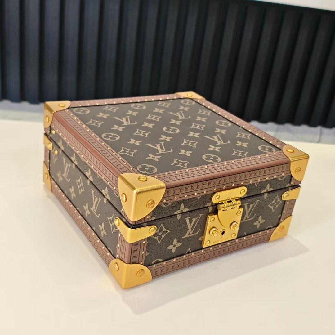 P520💰COFFRET JOAILLERIE 珠宝箱
型号：M10172老花黑20040
❥品质升级对版（专柜同步电子163C01变码芯片）
本款COFFRET JOAILLERIE 珠宝箱可分层分类存放戒指、项链、手链、耳环与手镯。配有小衬垫，确保珠宝存放妥善舒适。尺寸优雅、设计实用、安全牢靠，是外出旅行的好伴侣。
12.5 x 24 x 24厘米(高 x 宽 x 长度)
