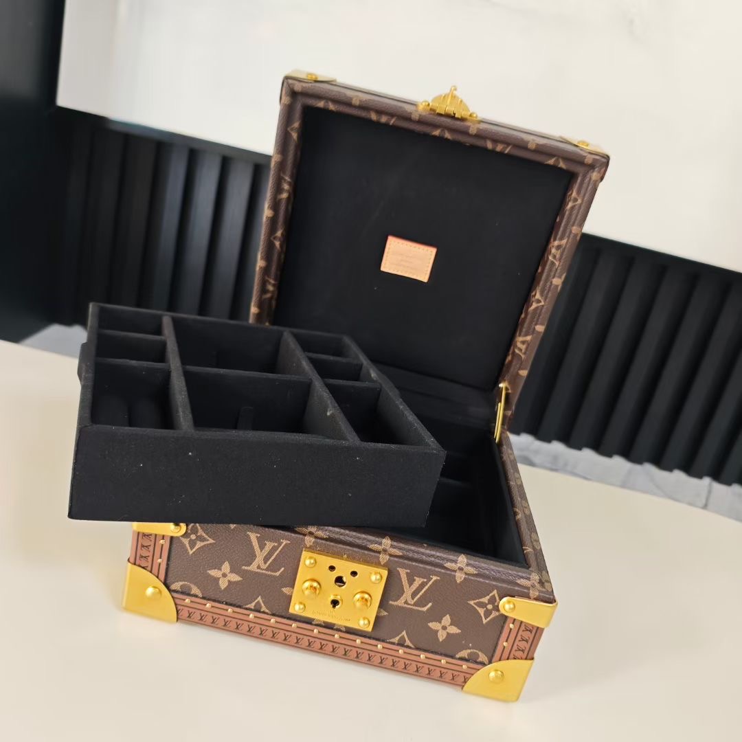 P520💰COFFRET JOAILLERIE 珠宝箱
型号：M10172老花黑20040
❥品质升级对版（专柜同步电子163C01变码芯片）
本款COFFRET JOAILLERIE 珠宝箱可分层分类存放戒指、项链、手链、耳环与手镯。配有小衬垫，确保珠宝存放妥善舒适。尺寸优雅、设计实用、安全牢靠，是外出旅行的好伴侣。
12.5 x 24 x 24厘米(高 x 宽 x 长度)
