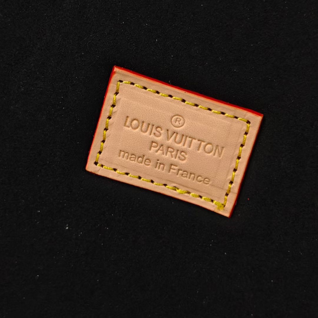 P520💰COFFRET JOAILLERIE 珠宝箱
型号：M10172老花黑20040
❥品质升级对版（专柜同步电子163C01变码芯片）
本款COFFRET JOAILLERIE 珠宝箱可分层分类存放戒指、项链、手链、耳环与手镯。配有小衬垫，确保珠宝存放妥善舒适。尺寸优雅、设计实用、安全牢靠，是外出旅行的好伴侣。
12.5 x 24 x 24厘米(高 x 宽 x 长度)
