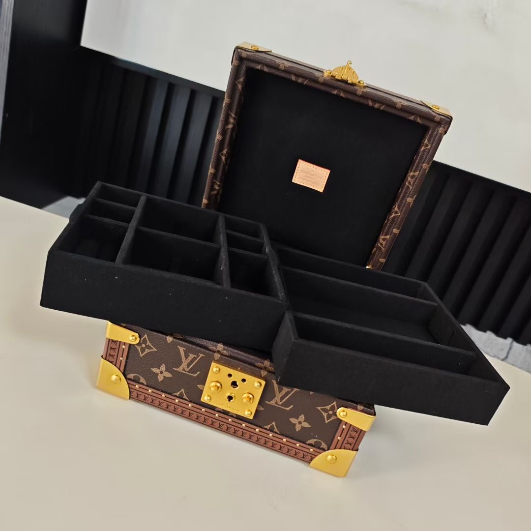 P520💰COFFRET JOAILLERIE 珠宝箱
型号：M10172老花黑20040
❥品质升级对版（专柜同步电子163C01变码芯片）
本款COFFRET JOAILLERIE 珠宝箱可分层分类存放戒指、项链、手链、耳环与手镯。配有小衬垫，确保珠宝存放妥善舒适。尺寸优雅、设计实用、安全牢靠，是外出旅行的好伴侣。
12.5 x 24 x 24厘米(高 x 宽 x 长度)
