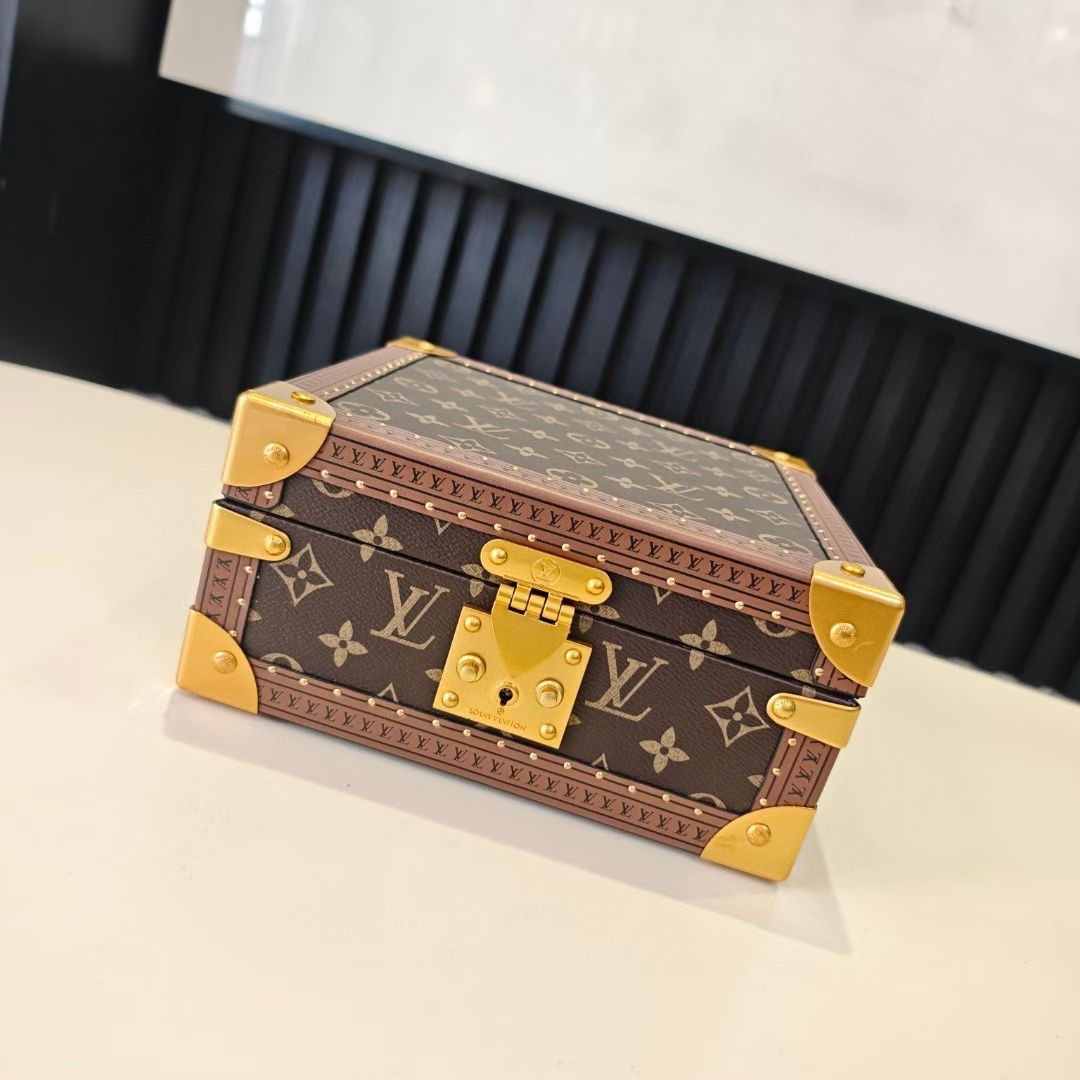 P520💰COFFRET JOAILLERIE 珠宝箱
型号：M10172老花黑20040
❥品质升级对版（专柜同步电子163C01变码芯片）
本款COFFRET JOAILLERIE 珠宝箱可分层分类存放戒指、项链、手链、耳环与手镯。配有小衬垫，确保珠宝存放妥善舒适。尺寸优雅、设计实用、安全牢靠，是外出旅行的好伴侣。
12.5 x 24 x 24厘米(高 x 宽 x 长度)
