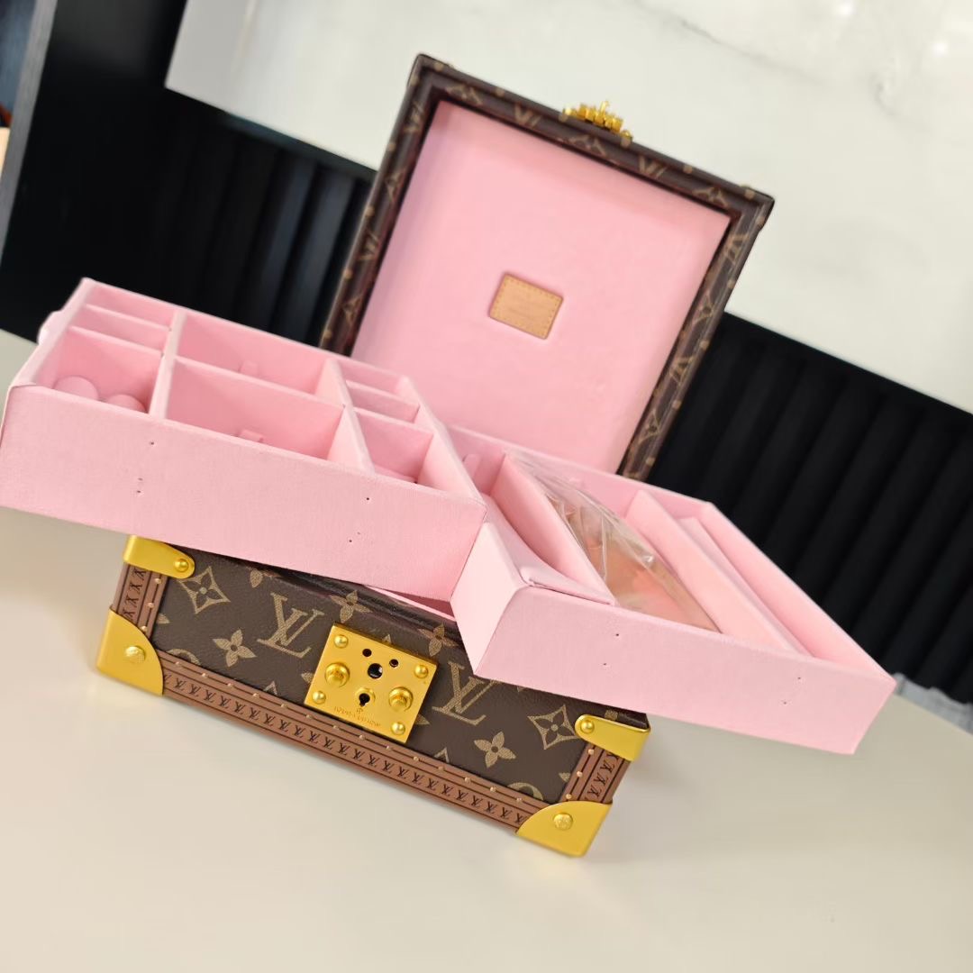 P520💰COFFRET JOAILLERIE 珠宝箱
型号：M10172老花粉20040
❥品质升级对版（专柜同步电子163C01变码芯片）
本款COFFRET JOAILLERIE 珠宝箱可分层分类存放戒指、项链、手链、耳环与手镯。配有小衬垫，确保珠宝存放妥善舒适。尺寸优雅、设计实用、安全牢靠，是外出旅行的好伴侣。
12.5 x 24 x 24厘米(高 x 宽 x 长度)
