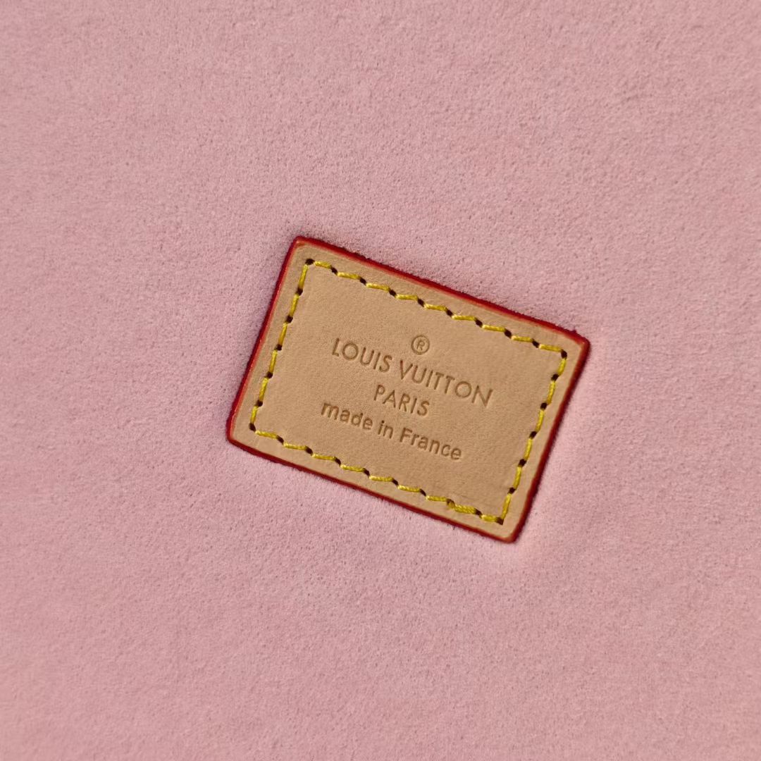 P520💰COFFRET JOAILLERIE 珠宝箱
型号：M10172老花粉20040
❥品质升级对版（专柜同步电子163C01变码芯片）
本款COFFRET JOAILLERIE 珠宝箱可分层分类存放戒指、项链、手链、耳环与手镯。配有小衬垫，确保珠宝存放妥善舒适。尺寸优雅、设计实用、安全牢靠，是外出旅行的好伴侣。
12.5 x 24 x 24厘米(高 x 宽 x 长度)
