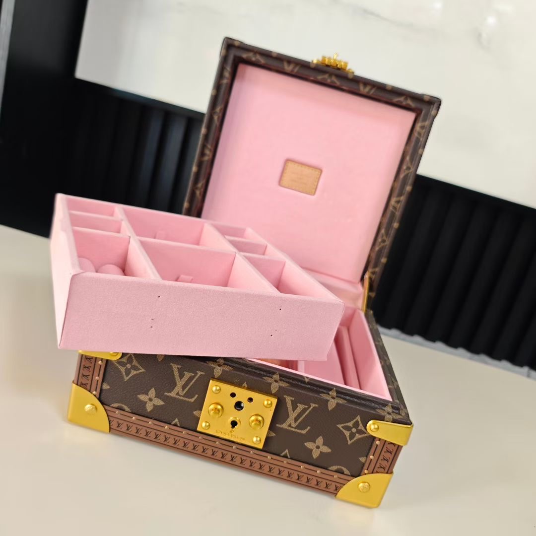 P520💰COFFRET JOAILLERIE 珠宝箱
型号：M10172老花粉20040
❥品质升级对版（专柜同步电子163C01变码芯片）
本款COFFRET JOAILLERIE 珠宝箱可分层分类存放戒指、项链、手链、耳环与手镯。配有小衬垫，确保珠宝存放妥善舒适。尺寸优雅、设计实用、安全牢靠，是外出旅行的好伴侣。
12.5 x 24 x 24厘米(高 x 宽 x 长度)
