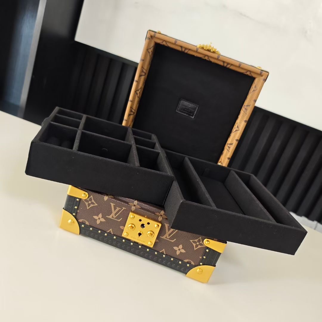 P520💰COFFRET JOAILLERIE 珠宝箱
型号：M10174黄花20040
❥品质升级对版（专柜同步电子163C01变码芯片）
本款COFFRET JOAILLERIE 珠宝箱可分层分类存放戒指、项链、手链、耳环与手镯。配有小衬垫，确保珠宝存放妥善舒适。尺寸优雅、设计实用、安全牢靠，是外出旅行的好伴侣。
12.5 x 24 x 24厘米(高 x 宽 x 长度)
