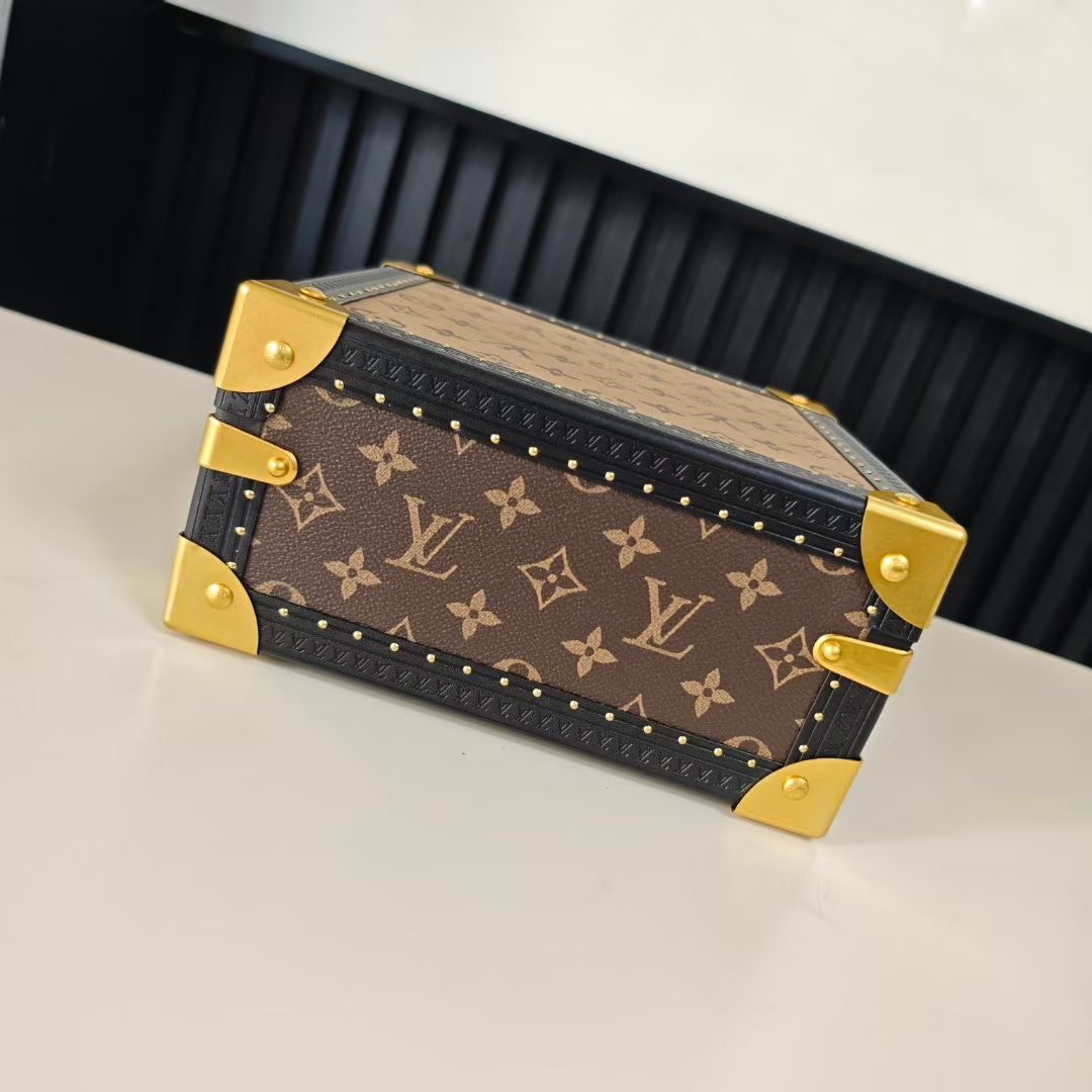 P520💰COFFRET JOAILLERIE 珠宝箱
型号：M10174黄花20040
❥品质升级对版（专柜同步电子163C01变码芯片）
本款COFFRET JOAILLERIE 珠宝箱可分层分类存放戒指、项链、手链、耳环与手镯。配有小衬垫，确保珠宝存放妥善舒适。尺寸优雅、设计实用、安全牢靠，是外出旅行的好伴侣。
12.5 x 24 x 24厘米(高 x 宽 x 长度)
