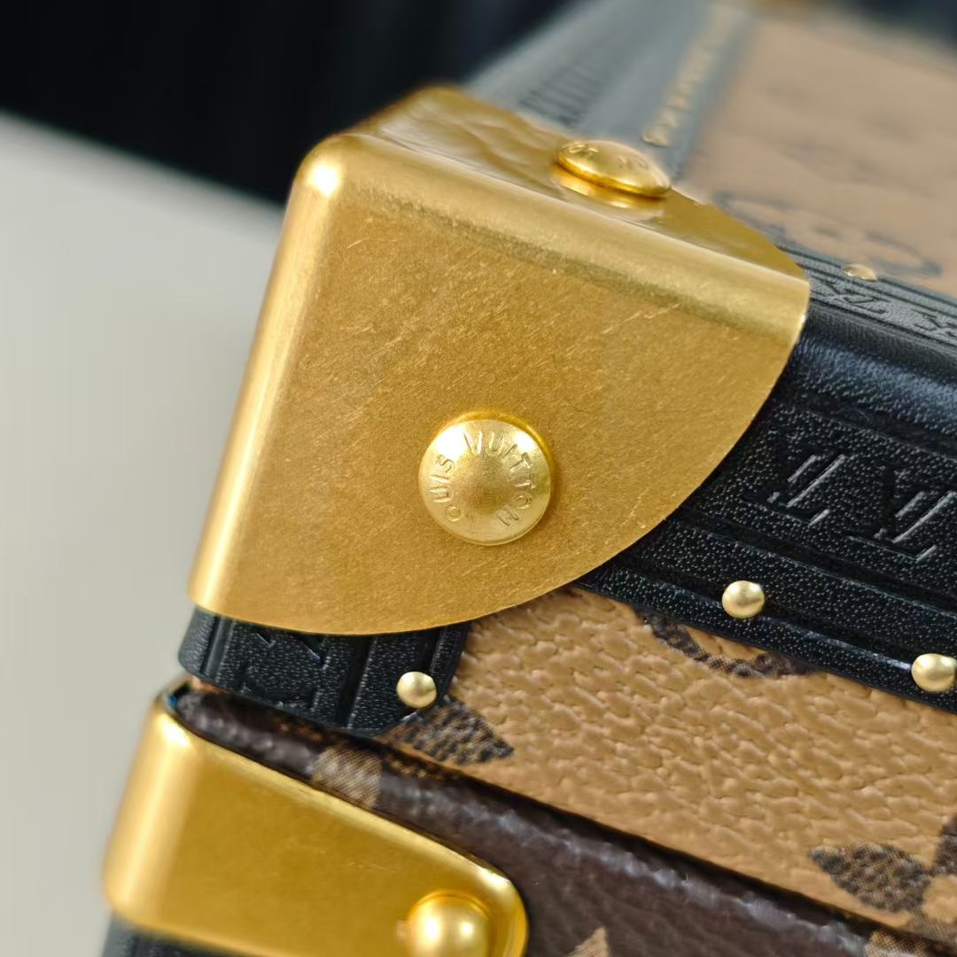 P520💰COFFRET JOAILLERIE 珠宝箱
型号：M10174黄花20040
❥品质升级对版（专柜同步电子163C01变码芯片）
本款COFFRET JOAILLERIE 珠宝箱可分层分类存放戒指、项链、手链、耳环与手镯。配有小衬垫，确保珠宝存放妥善舒适。尺寸优雅、设计实用、安全牢靠，是外出旅行的好伴侣。
12.5 x 24 x 24厘米(高 x 宽 x 长度)
