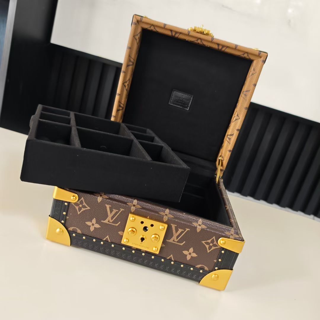 P520💰COFFRET JOAILLERIE 珠宝箱
型号：M10174黄花20040
❥品质升级对版（专柜同步电子163C01变码芯片）
本款COFFRET JOAILLERIE 珠宝箱可分层分类存放戒指、项链、手链、耳环与手镯。配有小衬垫，确保珠宝存放妥善舒适。尺寸优雅、设计实用、安全牢靠，是外出旅行的好伴侣。
12.5 x 24 x 24厘米(高 x 宽 x 长度)
