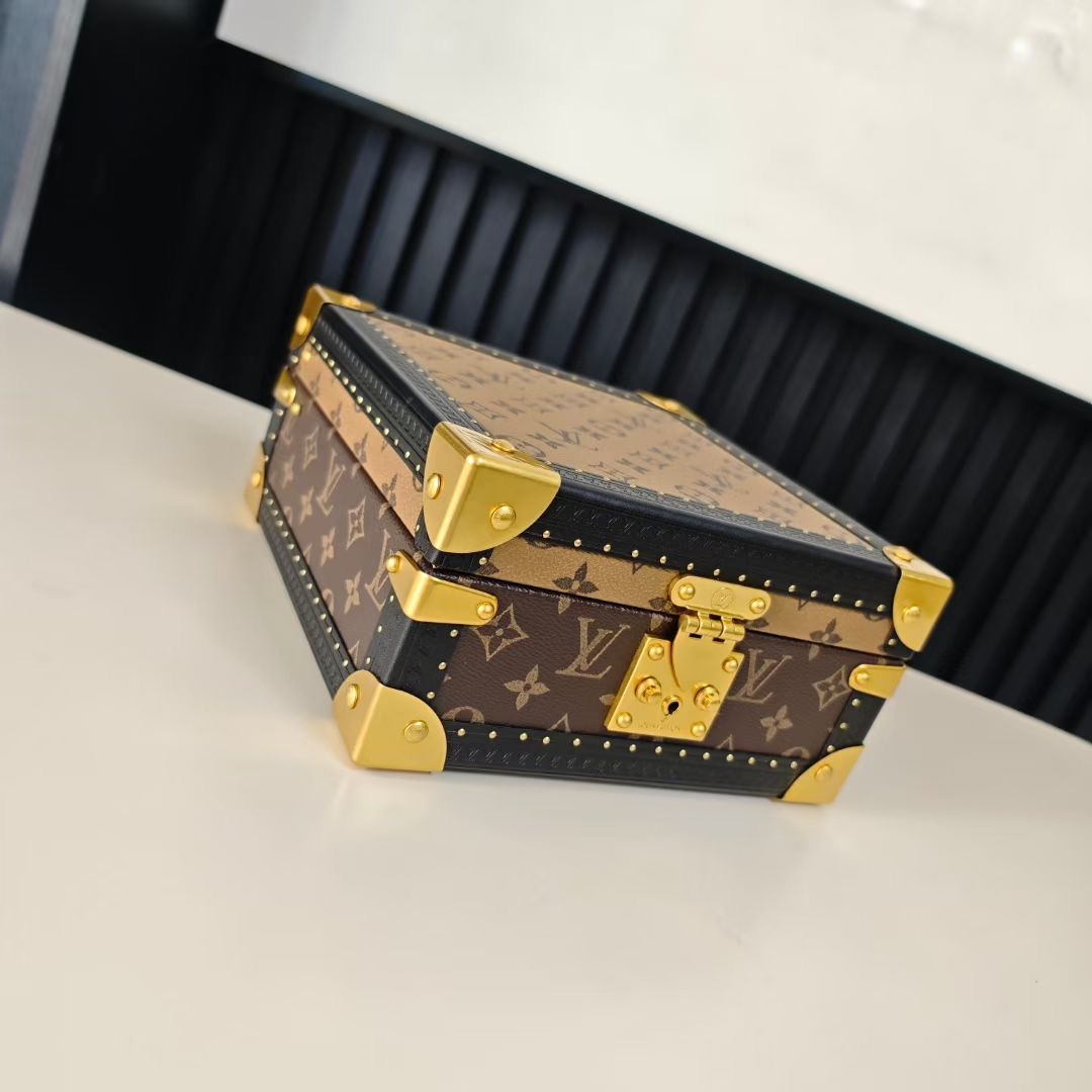 P520💰COFFRET JOAILLERIE 珠宝箱
型号：M10174黄花20040
❥品质升级对版（专柜同步电子163C01变码芯片）
本款COFFRET JOAILLERIE 珠宝箱可分层分类存放戒指、项链、手链、耳环与手镯。配有小衬垫，确保珠宝存放妥善舒适。尺寸优雅、设计实用、安全牢靠，是外出旅行的好伴侣。
12.5 x 24 x 24厘米(高 x 宽 x 长度)
