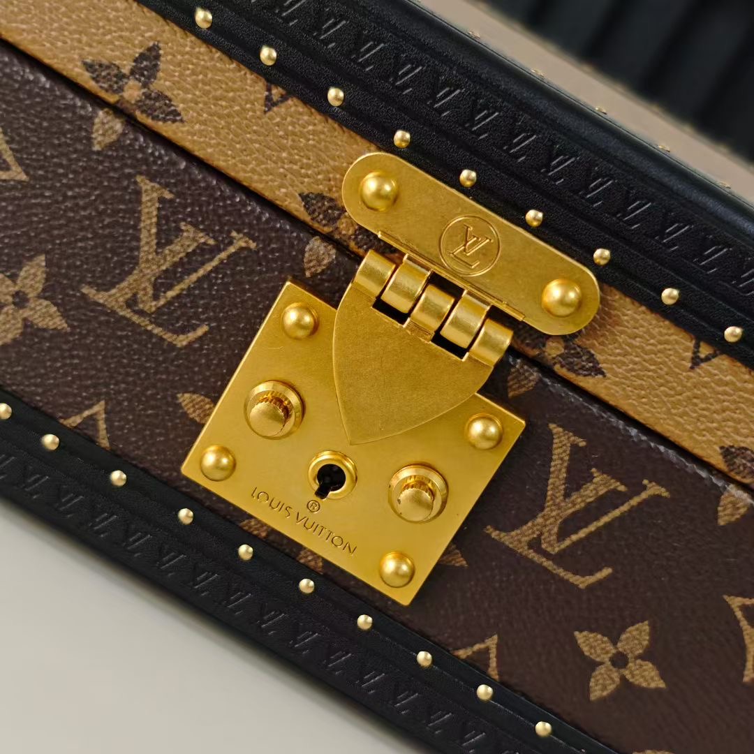 P520💰COFFRET JOAILLERIE 珠宝箱
型号：M10174黄花20040
❥品质升级对版（专柜同步电子163C01变码芯片）
本款COFFRET JOAILLERIE 珠宝箱可分层分类存放戒指、项链、手链、耳环与手镯。配有小衬垫，确保珠宝存放妥善舒适。尺寸优雅、设计实用、安全牢靠，是外出旅行的好伴侣。
12.5 x 24 x 24厘米(高 x 宽 x 长度)
