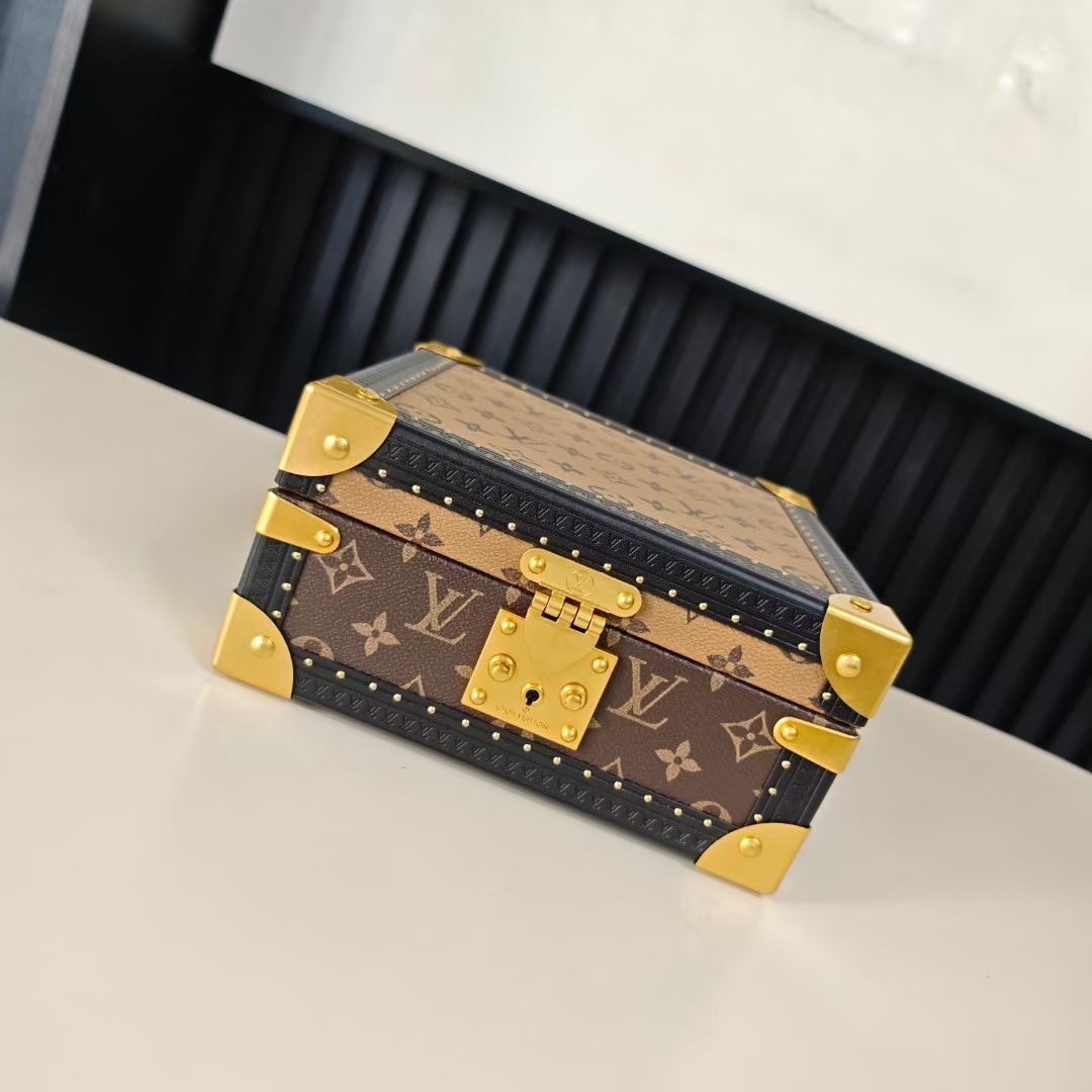 P520💰COFFRET JOAILLERIE 珠宝箱
型号：M10174黄花20040
❥品质升级对版（专柜同步电子163C01变码芯片）
本款COFFRET JOAILLERIE 珠宝箱可分层分类存放戒指、项链、手链、耳环与手镯。配有小衬垫，确保珠宝存放妥善舒适。尺寸优雅、设计实用、安全牢靠，是外出旅行的好伴侣。
12.5 x 24 x 24厘米(高 x 宽 x 长度)
