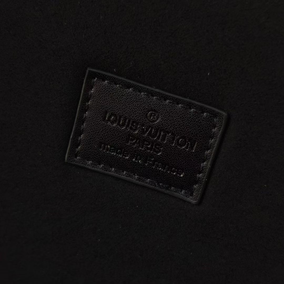 P520💰COFFRET JOAILLERIE 珠宝箱
型号：M10174黄花20040
❥品质升级对版（专柜同步电子163C01变码芯片）
本款COFFRET JOAILLERIE 珠宝箱可分层分类存放戒指、项链、手链、耳环与手镯。配有小衬垫，确保珠宝存放妥善舒适。尺寸优雅、设计实用、安全牢靠，是外出旅行的好伴侣。
12.5 x 24 x 24厘米(高 x 宽 x 长度)
