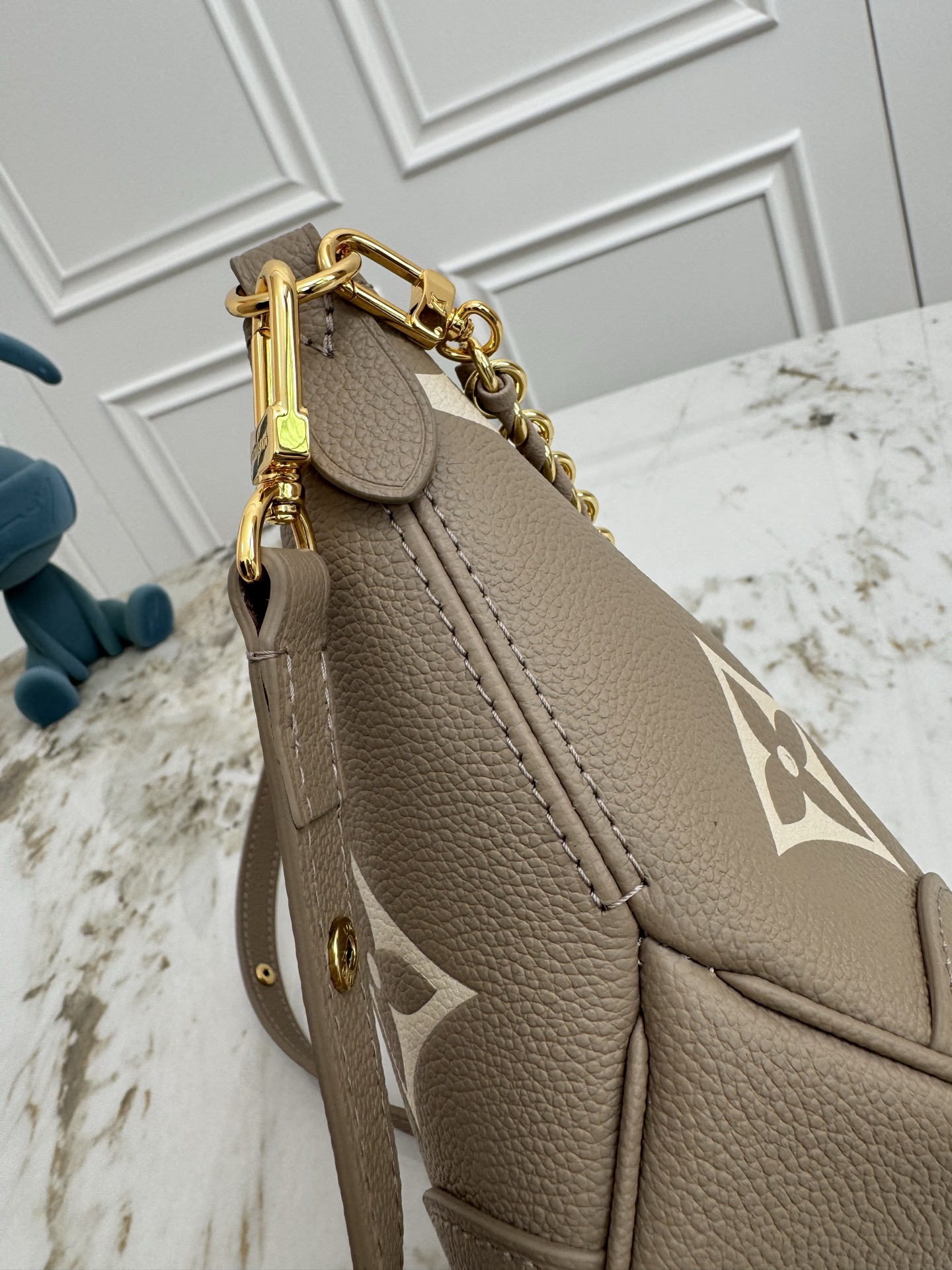 💰500顶级原单，变码芯片
M14211浅灰 M13224灰色 M12930黑色
本款 Boulogne 手袋为 Monogram Empreinte 皮革渲染雅致色调，巧妙演绎 LV Milky Way 系列的灵感启发。可拆卸编织链条和莹亮金属件点睛细节，考究构型适宜收纳日常所需。

16 x 9.5 x 29 厘米 
(高 x 宽 x 长度)
压纹粒面牛皮革
牛皮革饰边
织物内衬
金属件
双拉链开合
内贴袋
可收纳智能手机、钥匙、短款钱夹和耳机
肩带：可拆卸，可调节
包带半长：31.0 厘米
包带半长可调至：50.0 厘米
链条：可拆卸
链条半长：25.0 厘米