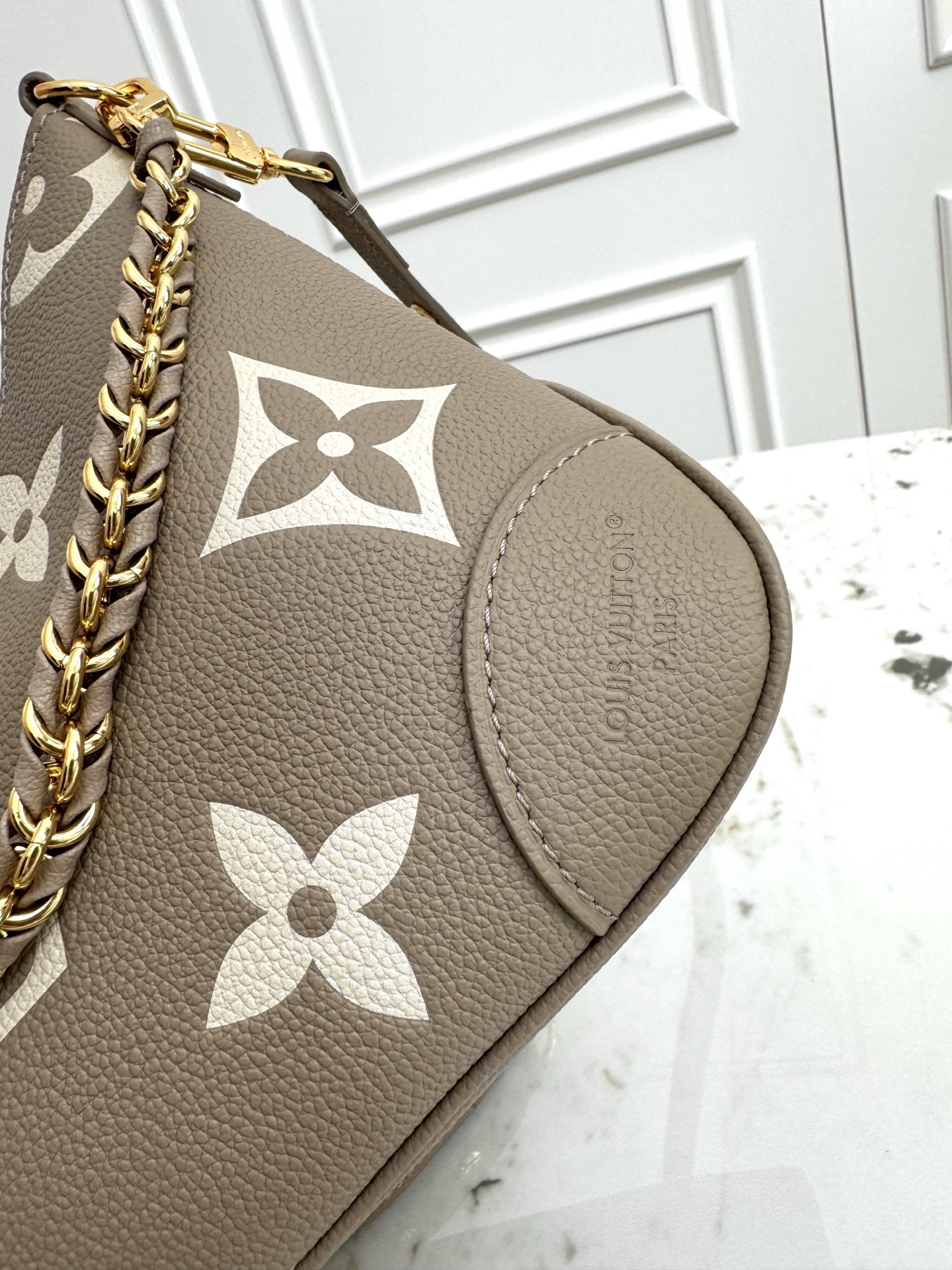 💰500顶级原单，变码芯片
M14211浅灰 M13224灰色 M12930黑色
本款 Boulogne 手袋为 Monogram Empreinte 皮革渲染雅致色调，巧妙演绎 LV Milky Way 系列的灵感启发。可拆卸编织链条和莹亮金属件点睛细节，考究构型适宜收纳日常所需。

16 x 9.5 x 29 厘米 
(高 x 宽 x 长度)
压纹粒面牛皮革
牛皮革饰边
织物内衬
金属件
双拉链开合
内贴袋
可收纳智能手机、钥匙、短款钱夹和耳机
肩带：可拆卸，可调节
包带半长：31.0 厘米
包带半长可调至：50.0 厘米
链条：可拆卸
链条半长：25.0 厘米