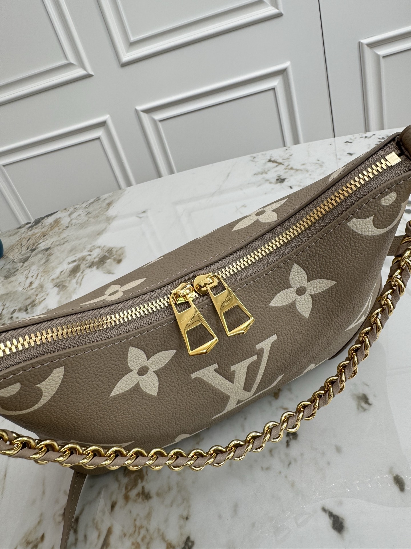 💰500顶级原单，变码芯片
M14211浅灰 M13224灰色 M12930黑色
本款 Boulogne 手袋为 Monogram Empreinte 皮革渲染雅致色调，巧妙演绎 LV Milky Way 系列的灵感启发。可拆卸编织链条和莹亮金属件点睛细节，考究构型适宜收纳日常所需。

16 x 9.5 x 29 厘米 
(高 x 宽 x 长度)
压纹粒面牛皮革
牛皮革饰边
织物内衬
金属件
双拉链开合
内贴袋
可收纳智能手机、钥匙、短款钱夹和耳机
肩带：可拆卸，可调节
包带半长：31.0 厘米
包带半长可调至：50.0 厘米
链条：可拆卸
链条半长：25.0 厘米