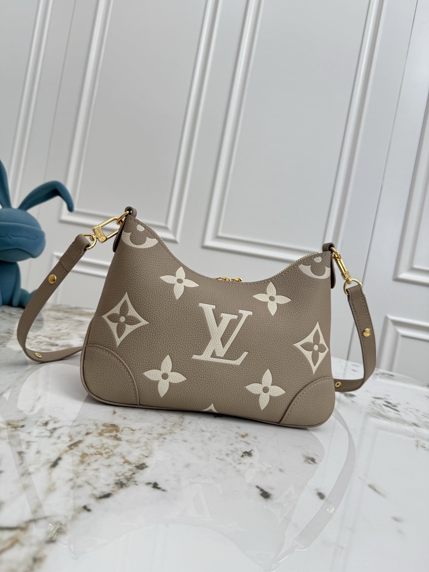 💰500顶级原单，变码芯片
M14211浅灰 M13224灰色 M12930黑色
本款 Boulogne 手袋为 Monogram Empreinte 皮革渲染雅致色调，巧妙演绎 LV Milky Way 系列的灵感启发。可拆卸编织链条和莹亮金属件点睛细节，考究构型适宜收纳日常所需。

16 x 9.5 x 29 厘米 
(高 x 宽 x 长度)
压纹粒面牛皮革
牛皮革饰边
织物内衬
金属件
双拉链开合
内贴袋
可收纳智能手机、钥匙、短款钱夹和耳机
肩带：可拆卸，可调节
包带半长：31.0 厘米
包带半长可调至：50.0 厘米
链条：可拆卸
链条半长：25.0 厘米